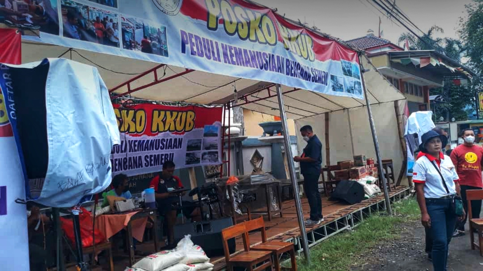 Warga lintas agama di Pati yang tergabung dalam FKUB Juwana dirikan posko kemanusiaan galang donasi di jalan raya Juwana - Tayu.