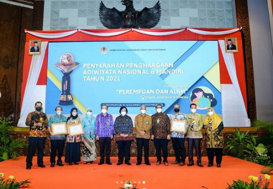 Penyerahan penghargaan Sekolah Adiwiyata Nasional dan Mandiri 2021.