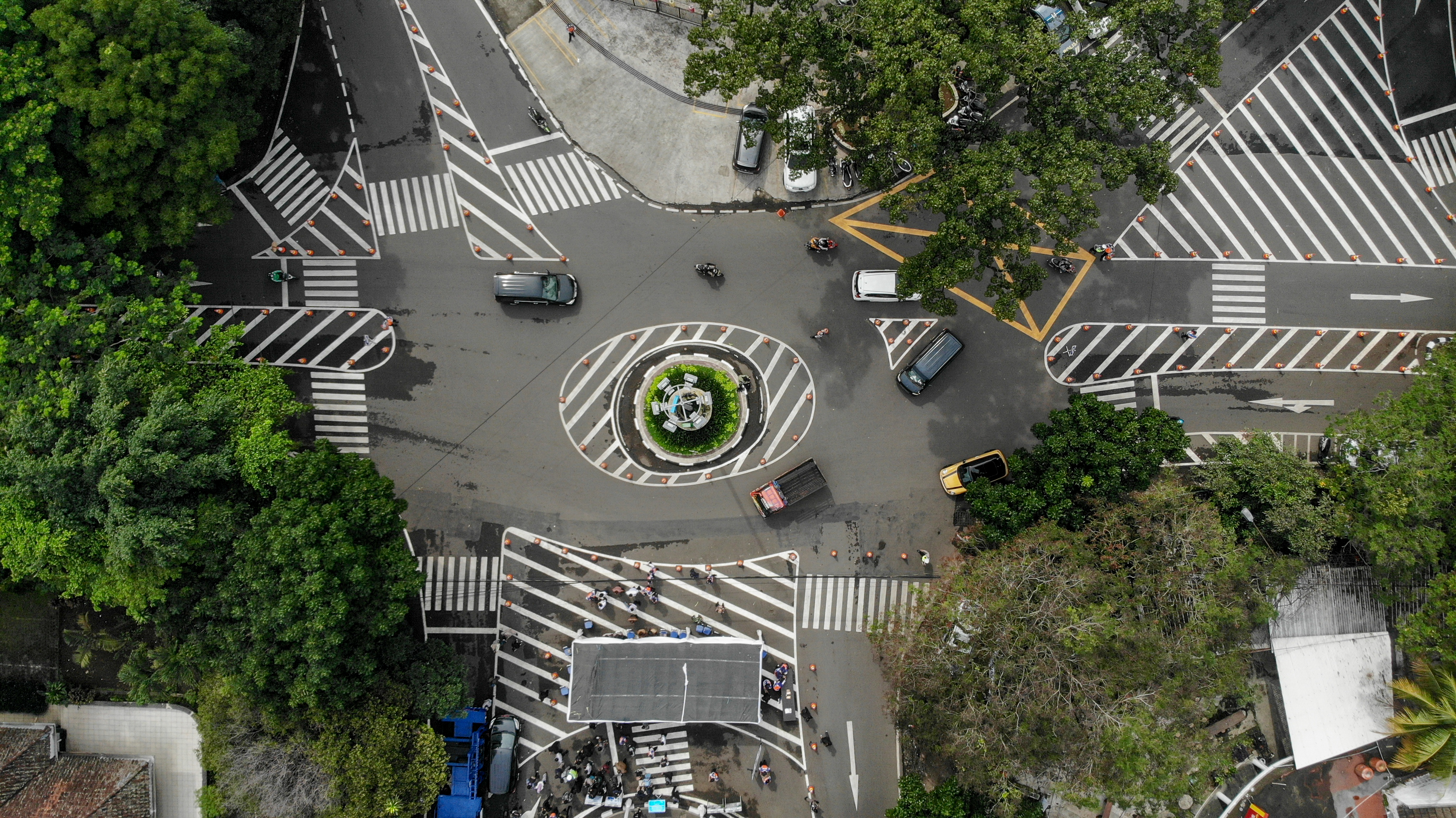 Foto udara rekayasa lalu lintas di Simpang Jalan Ciliwung, Bandung, Jawa Barat.