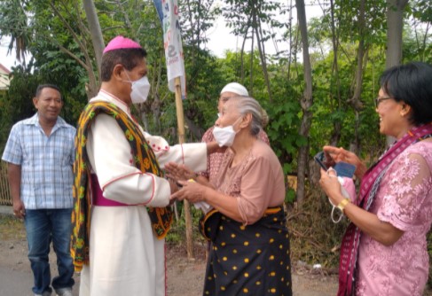 Uskup Agung Ende Mgr Sensi Potokota menyapa warga paroki defenitif Santu Yohanes 23 Wewoloe