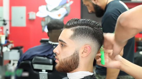 Ilustrasi pria yang sedang dipangkas rambutnya. 