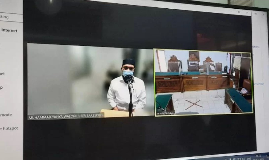 Yahya Waloni, terdakwa kasus ujaran kebencian dan penistaan agama menjalani sidang tuntutan secara daring, di PN Jaksel, Selasa (28/12).