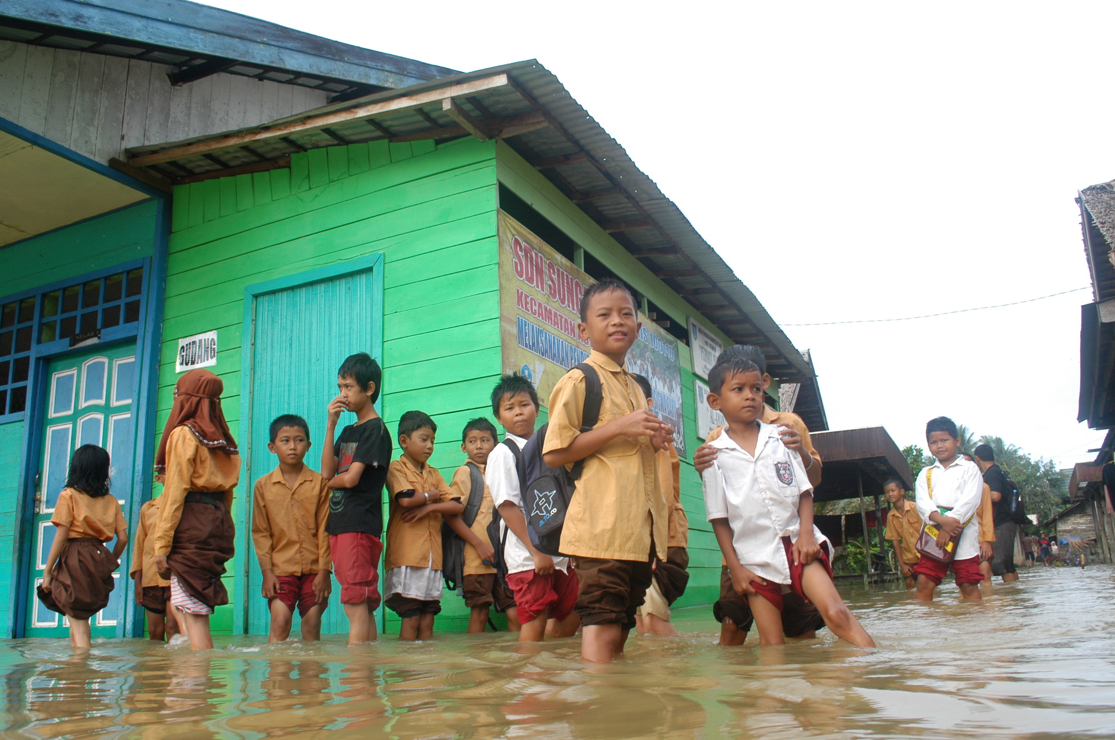  Desa Sungai Alat, Kecamatan Sungai Alat, Kabupaten Banjar merupakan salah satu daerah terparah dilanda banjir akibat luapan Sungai Martapur