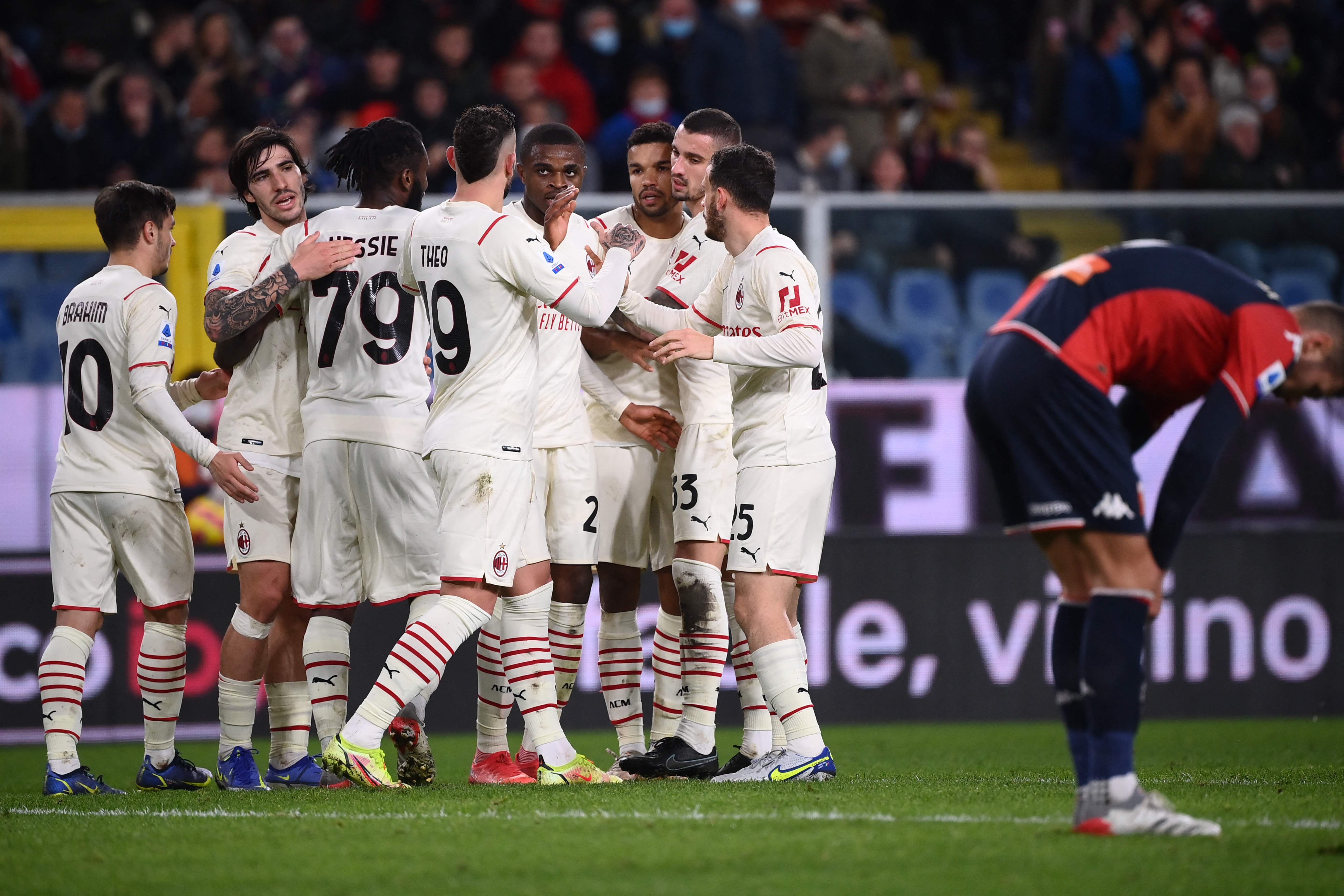 Para pemain AC Milan melakukan selebrasi usai mencetak gol ke gawang Genoa di laga Serie A.