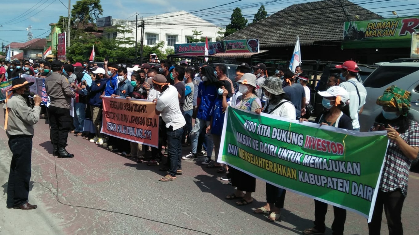 Warga menggelar unjuk rasa mendukung penambangan timah hitam di Dairi, Sumatra Utara