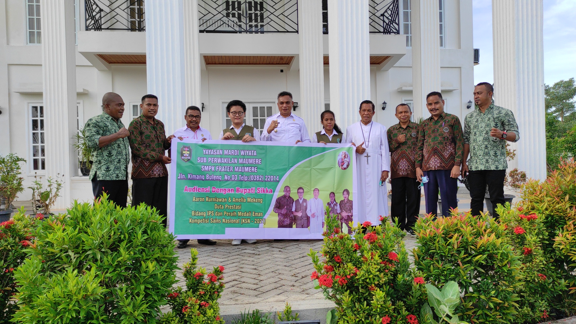  Aoran menggunakan kacamata foto bersama Bupati Sikka Frasiskus Roberto Diogo, Rabu (9/12/2021)