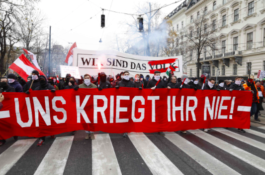 Pengunjuk rasa memegang spanduk di Wina, Sabtu (4/12).