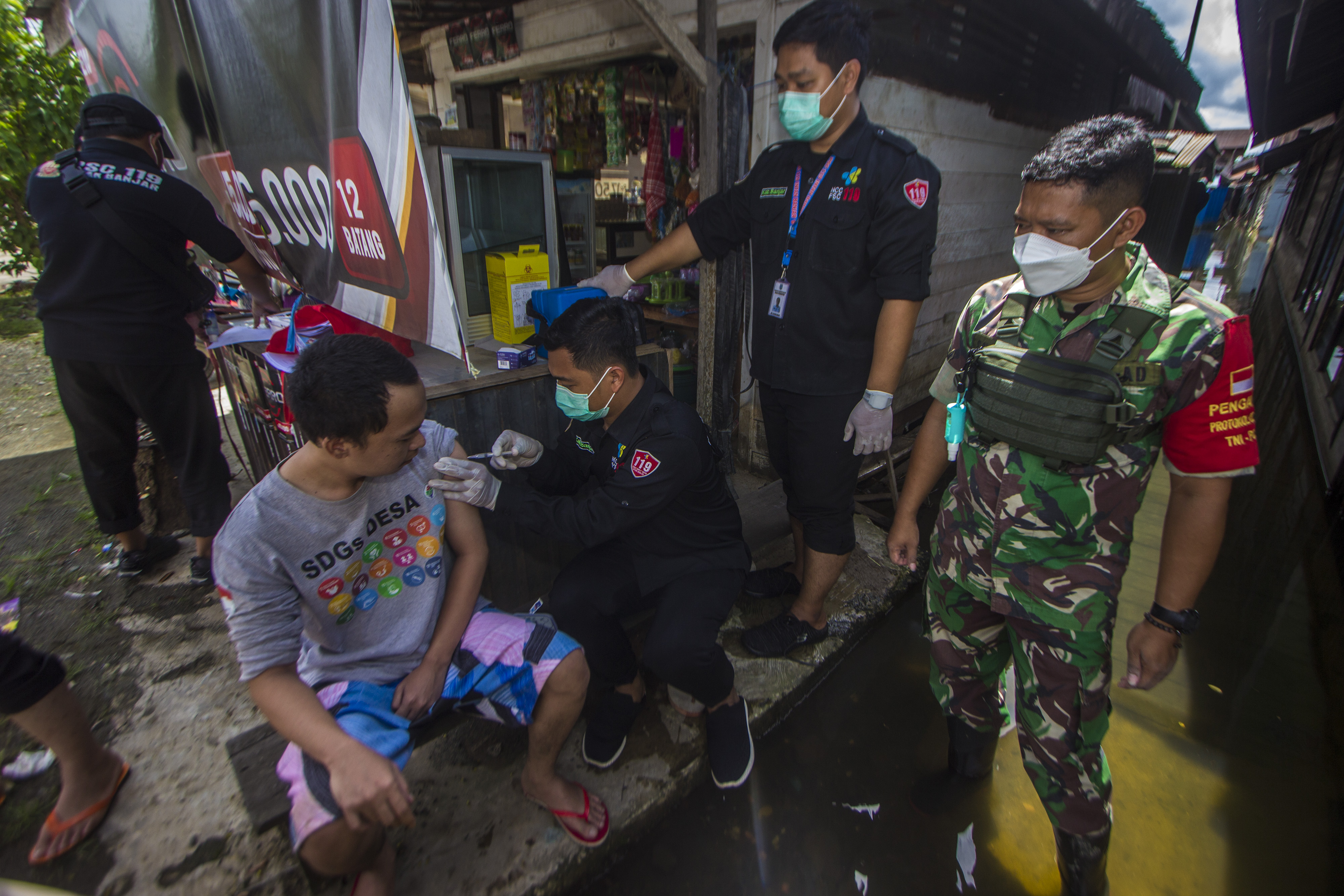 Petugas kesehatan menyuntikkan vaksin covid-19 kepada warga di Desa Mekar, Kabupaten Banjar, Kalimantan Selatan, Selasa (21/12/2021)