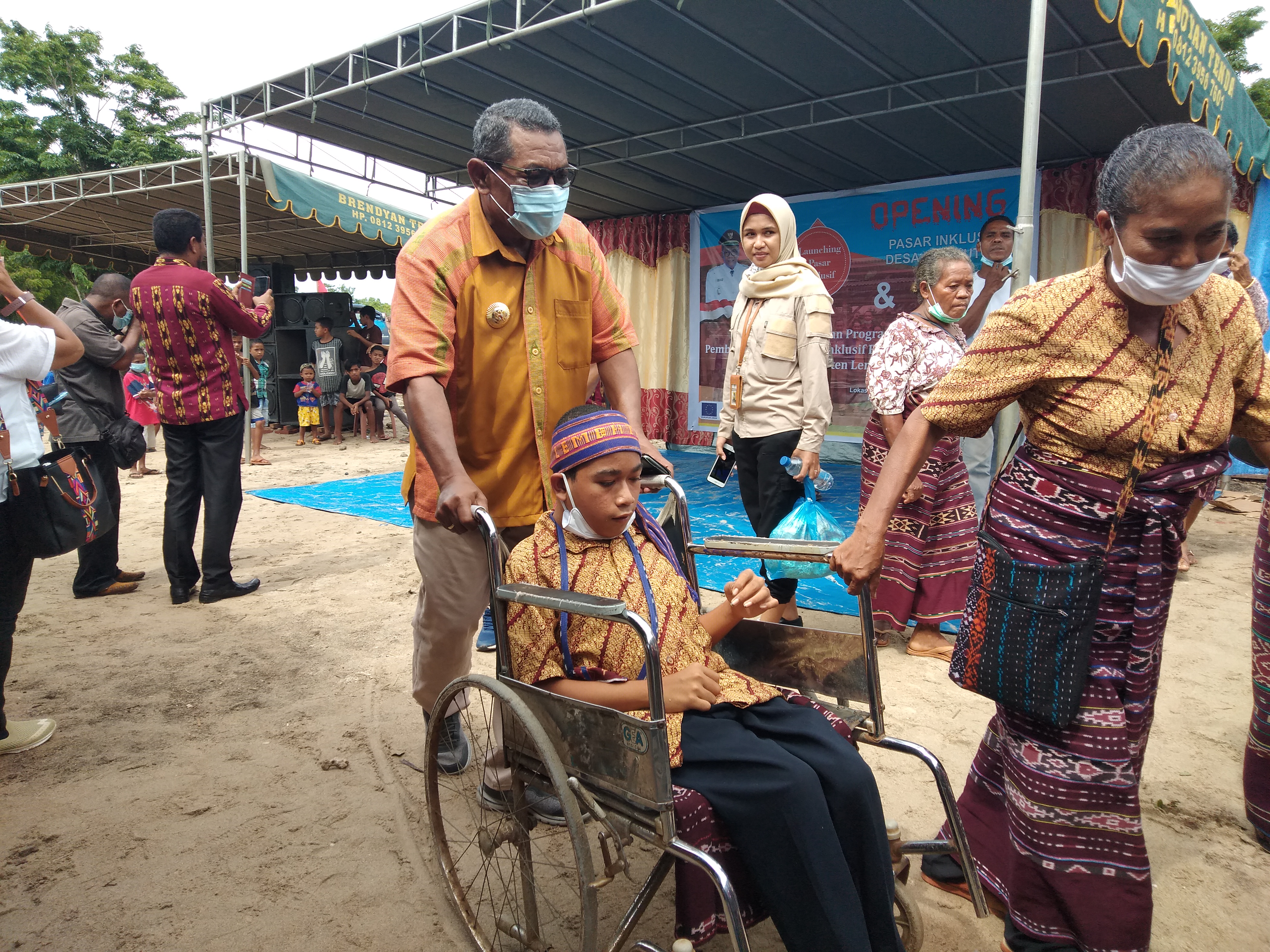 Bupati Lembata, Thomas Ola Langoday Membantu Mendorong kursi roda salah satu disabilitas asal Desa Dua Wutun.