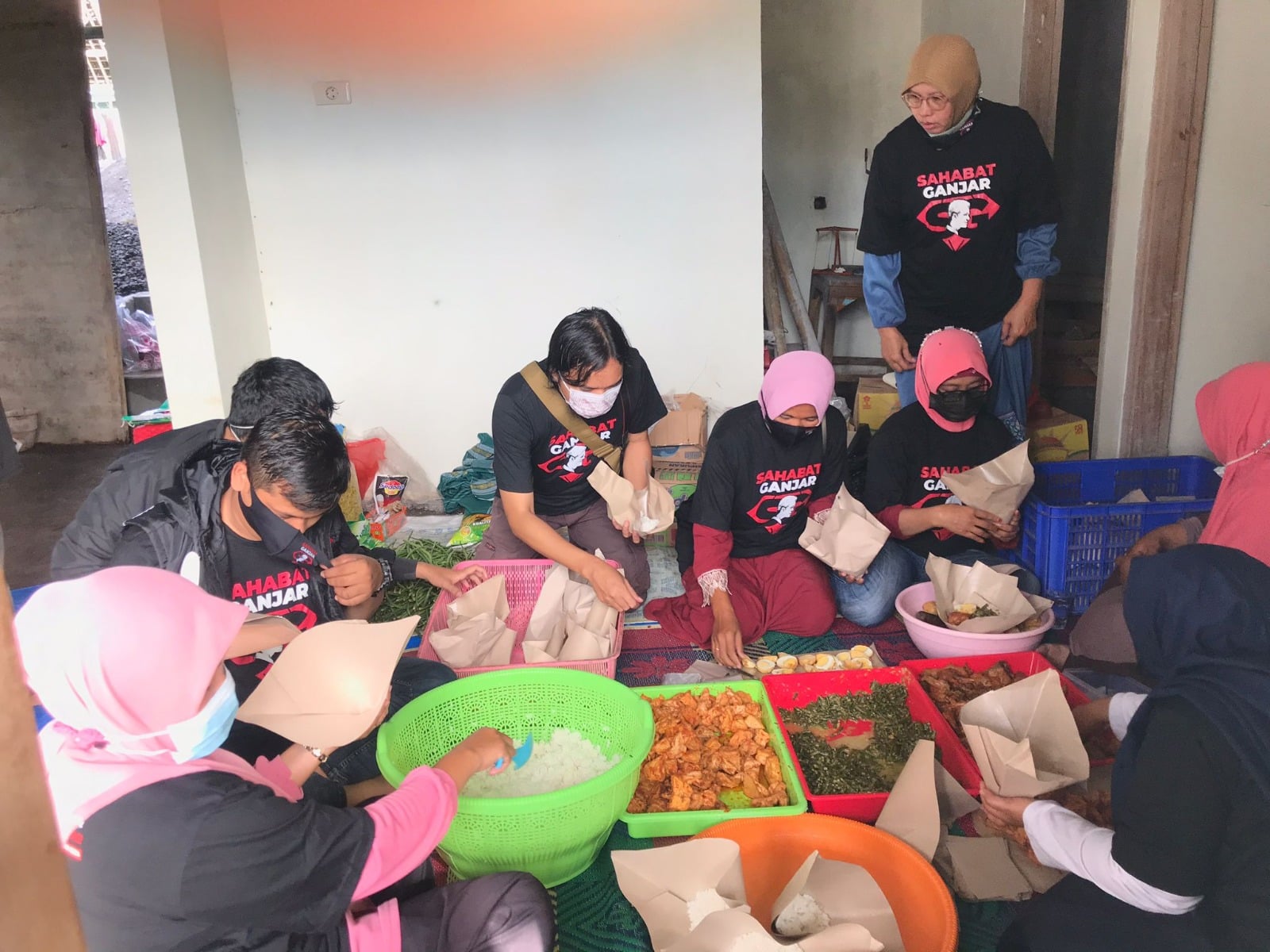 Dapur Umum yang didirkan Sahabat Ganjar untuk membantu pengungsi erupsi Gunung Semeru