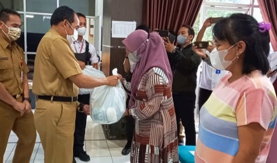 Plt Wali Kota Cimahi Ngatiyana menyerahkan simbolis paket sembako murah kepada keluarga penerima manfaat (KPM), Senin (27/12).