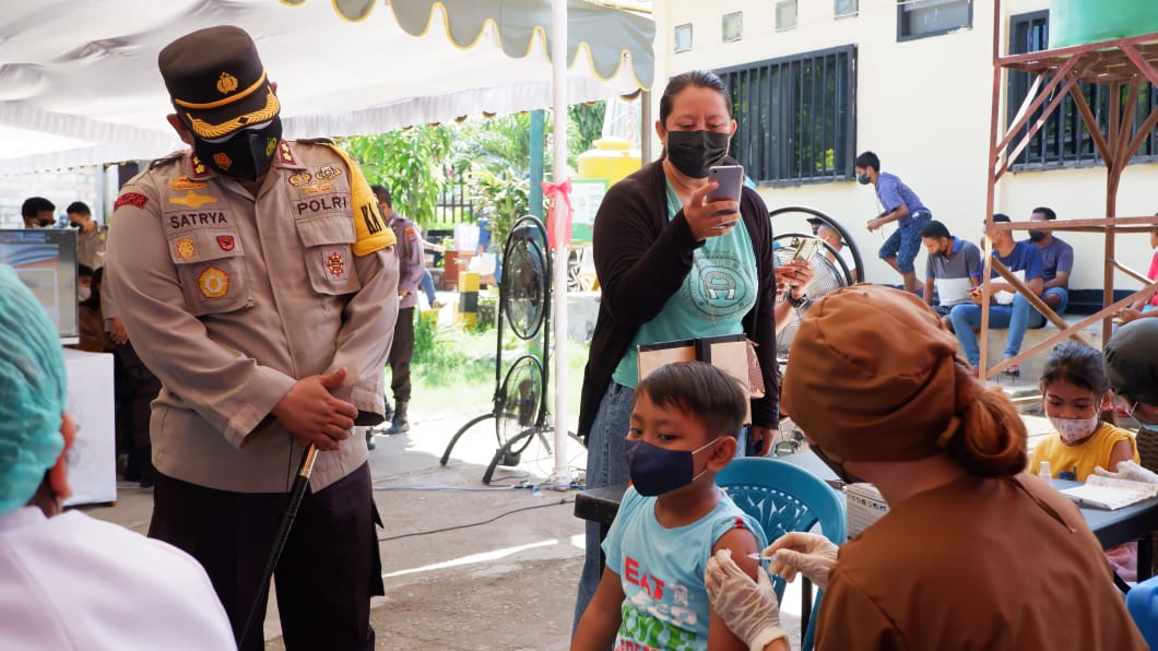 Kapolres Kota Kupang, AKB Satrya Perdana (kiri), meninjau pelaksanaan vaksinasi Covid-19 bagi anak usia 6-11 tahun, Jumat (17/11). 