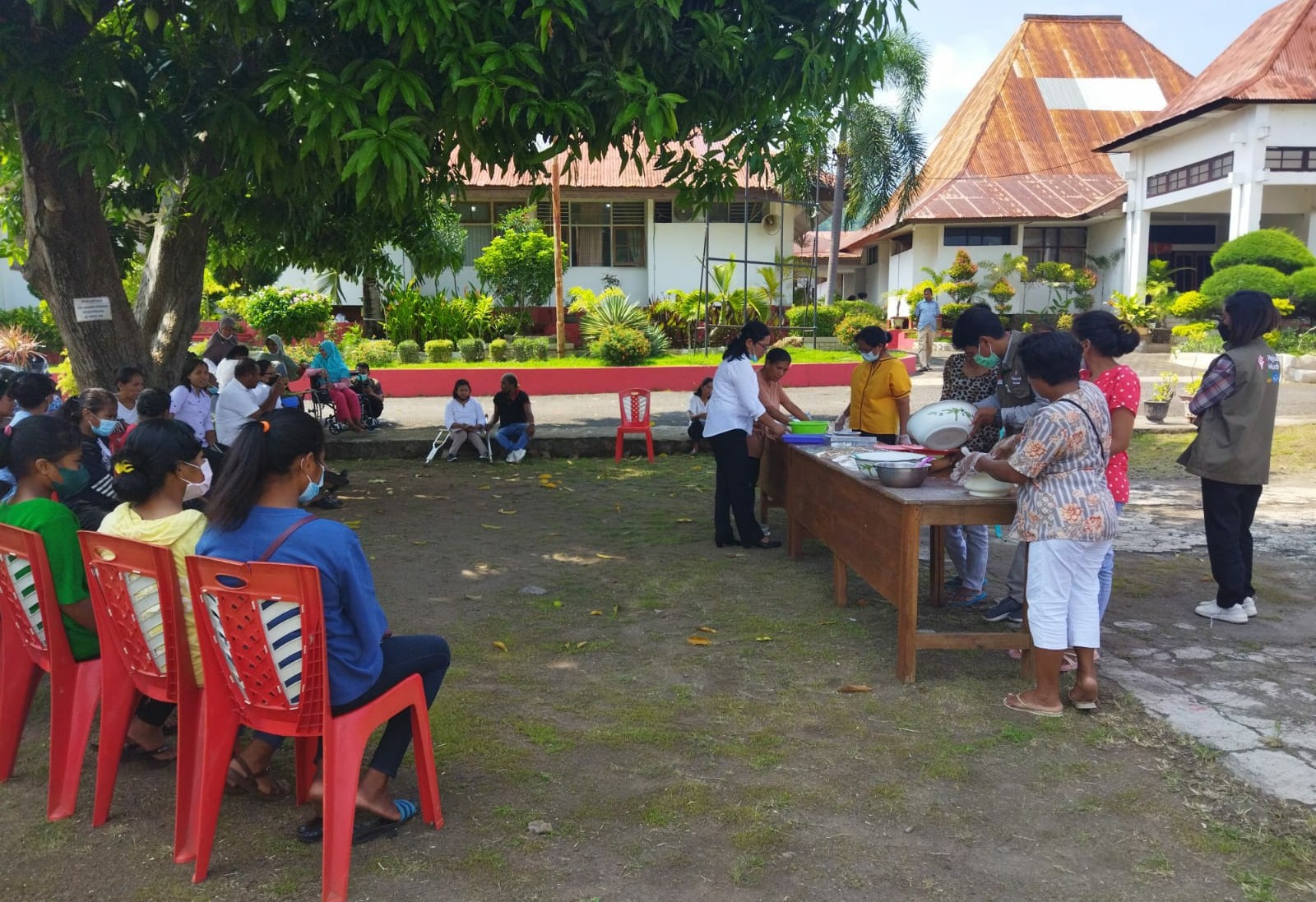 Pelatihan wirausaha bagi kalangan difabel di Kecamatan Larantuka, Flotim, NTT dibayangi gempa sehingga diadakan di alam terbuka, Rabu (15/12