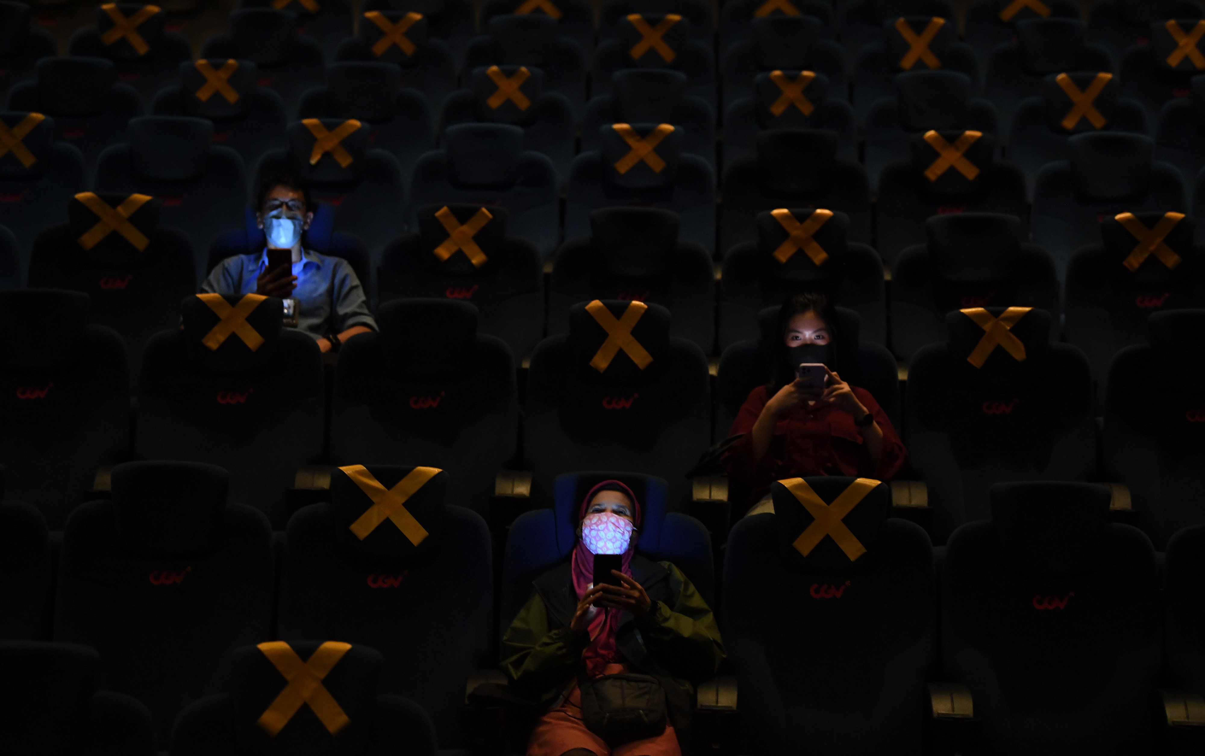 Pengunjung menunggu film akan diputar di CGV, Grand Indonesia, Jakarta.