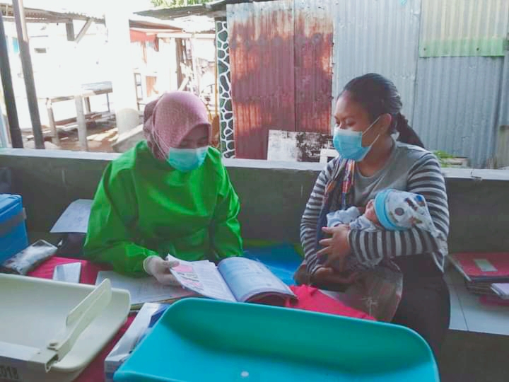 Seorang ibu memeriksakan kesehatan dan tumbuh kembang anaknya kepada petugas kesehatan di Lombok Utara, Nusa Tenggara Barat. 