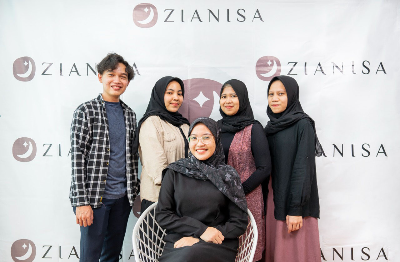 Tim manajemen Mukena Zianisa yang kini mengakrabi digital dalam mengembangkan usaha UMKM agar bertahan di saat pandemi ini.