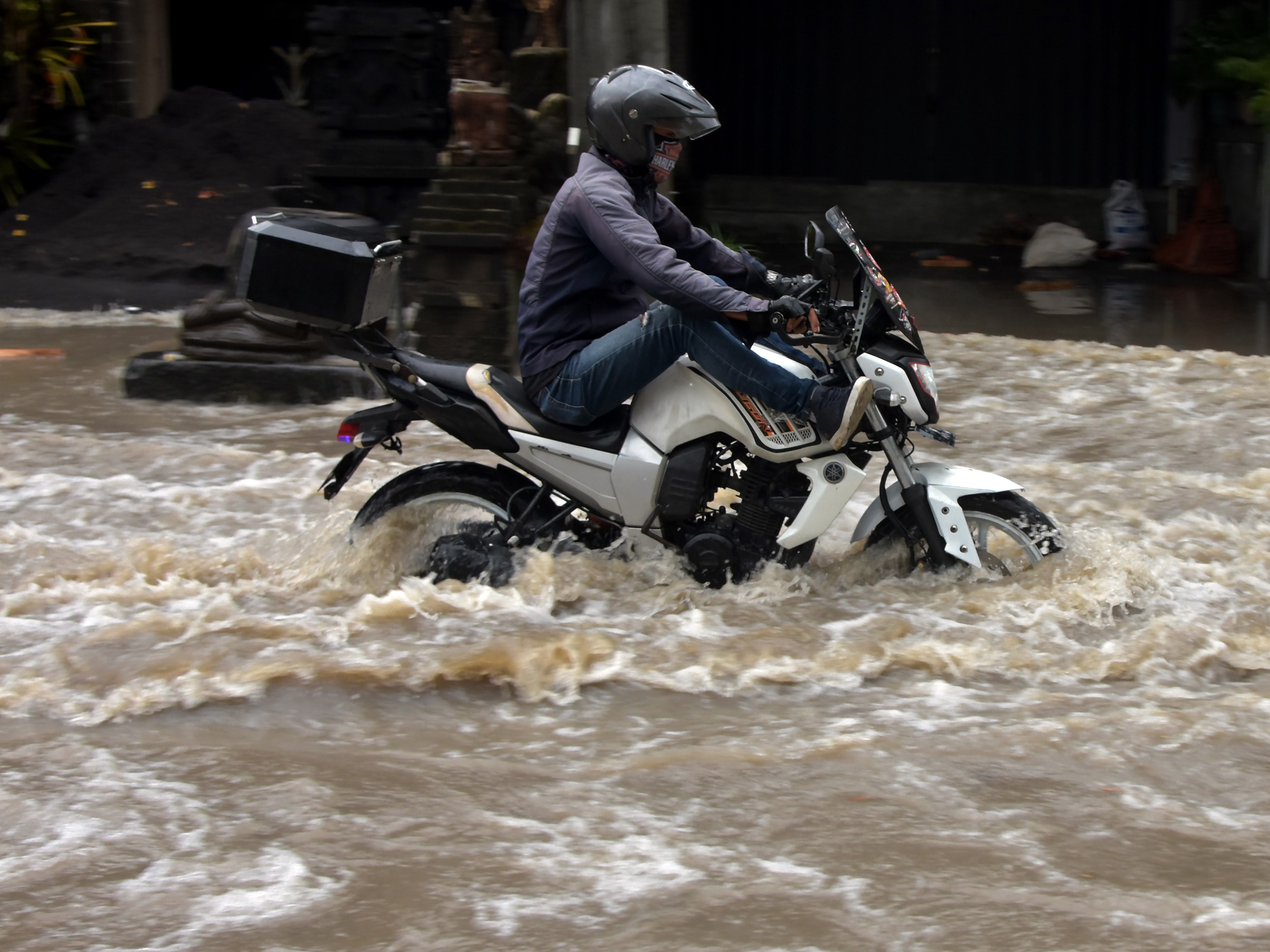 Pengendara motor menerobos banjir yang menggenangi kawasan Jalan Gunung Tangkuban Perahu, Kuta Utara, Badung, Bali, Kamis (9/9/2021).