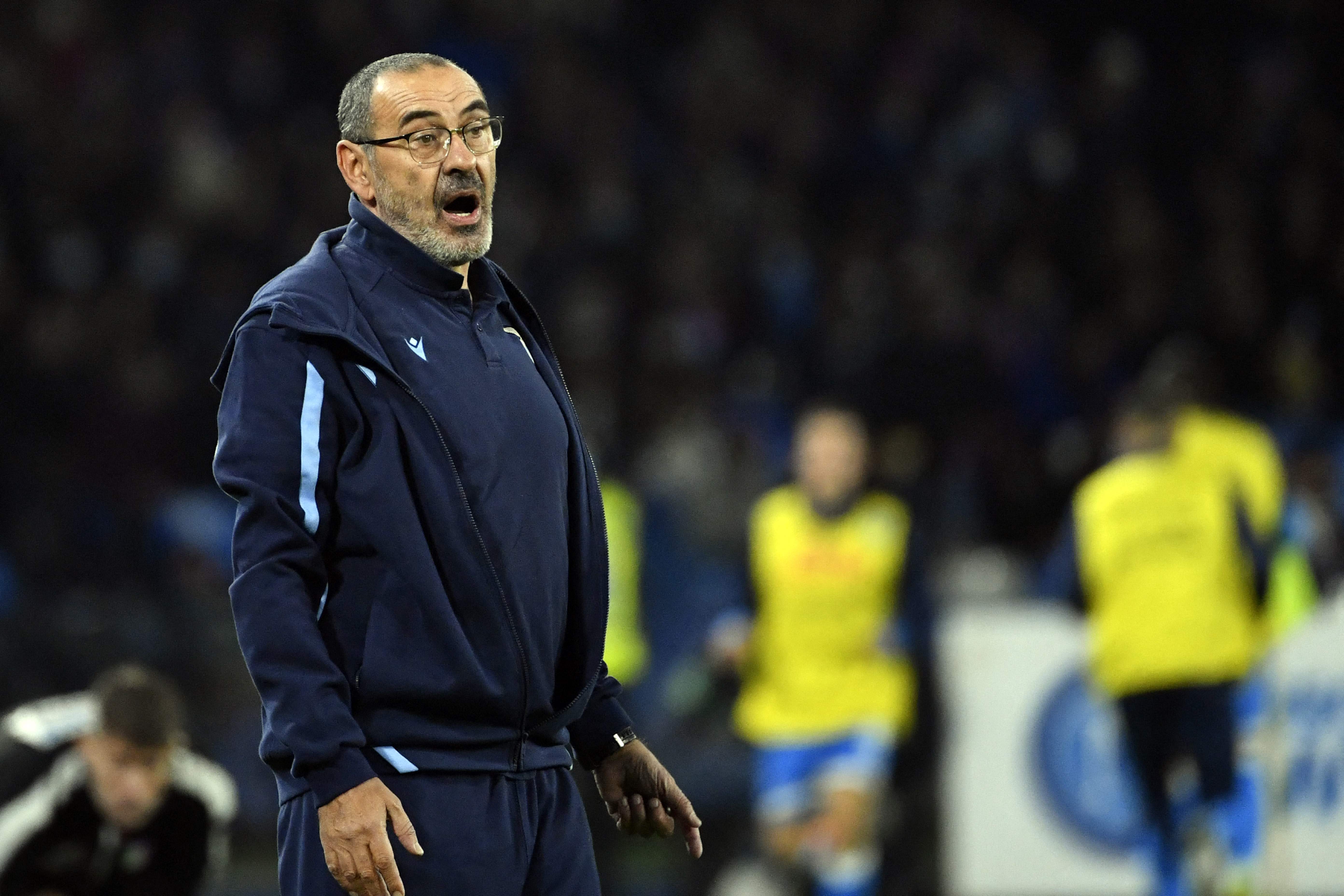 Pelatih Lazio, Maurizio Sarri, memberi instruksi kepada pemainnya dari sisi lapangan.  