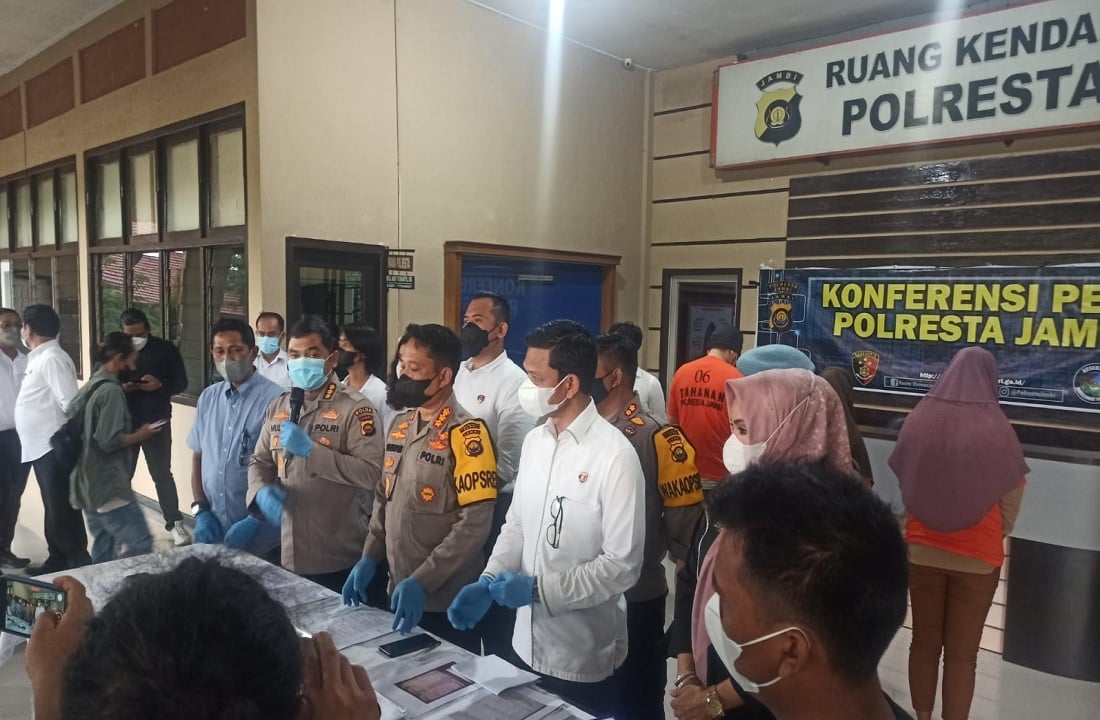 Polresta Jambi dan Polda Jambi menggelar kasus penangkapan 4 pelaku perdagangan anak
