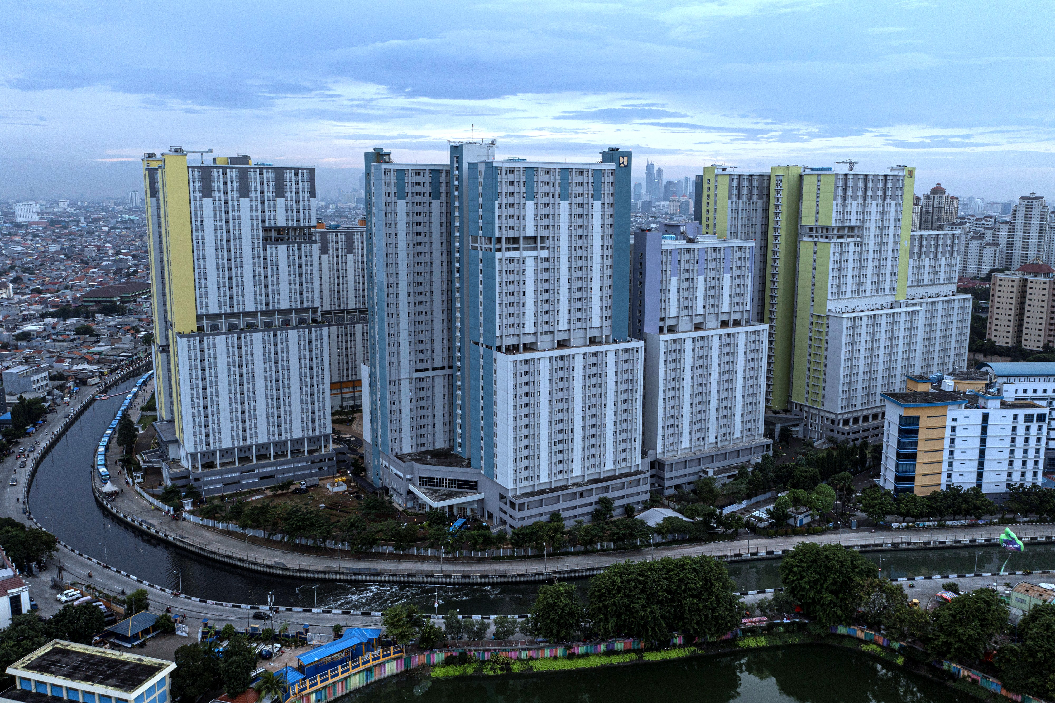  Foto udara suasana Rumah Sakit Darurat Covid-19 (RSDC) Wisma Atlet di Kemayoran, Jakarta.