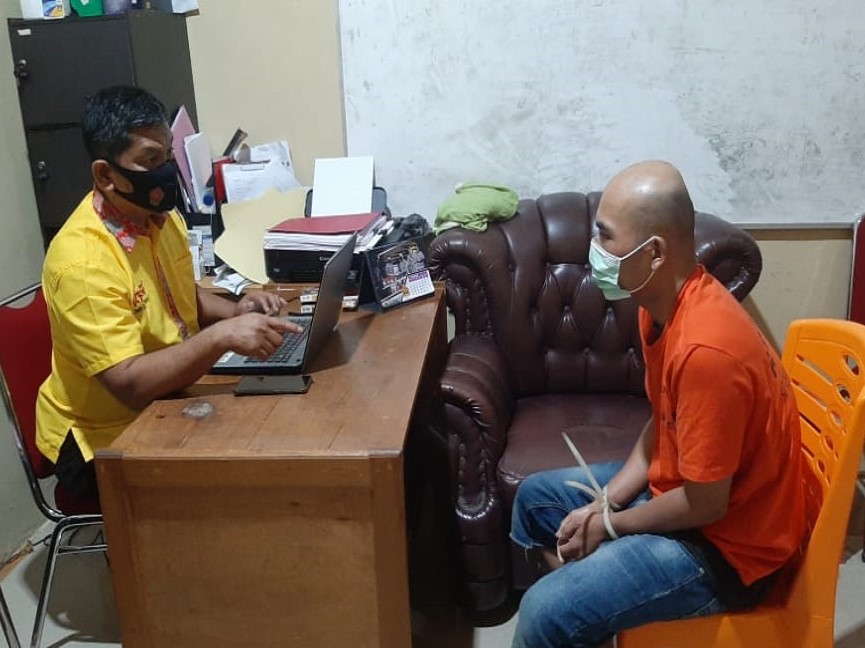 Tersangka pelaku cabul terhadap anak-anak di bawah umur yang sedang salat di masjid diperiksa penyidik Polres Bungo, Rabu (8/12).