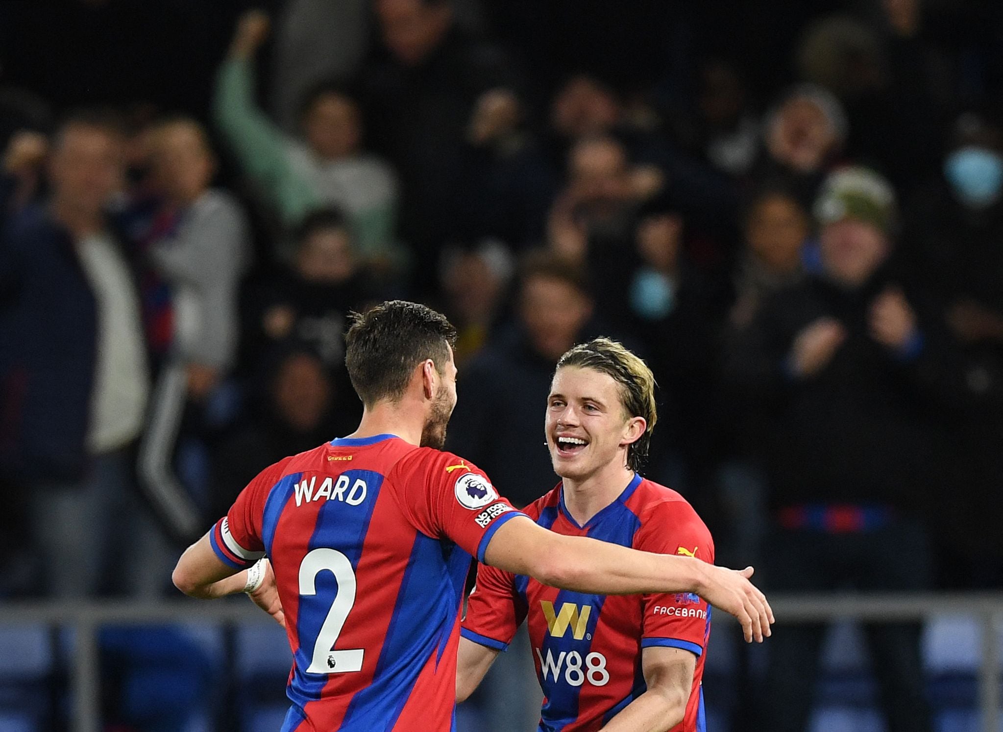 Gelandnag Crystal palace Conor Gallagher (kanan) melakukan selebrasi usai mencetak gol ke gawang Everton di laga Liga Primer Inggris. 