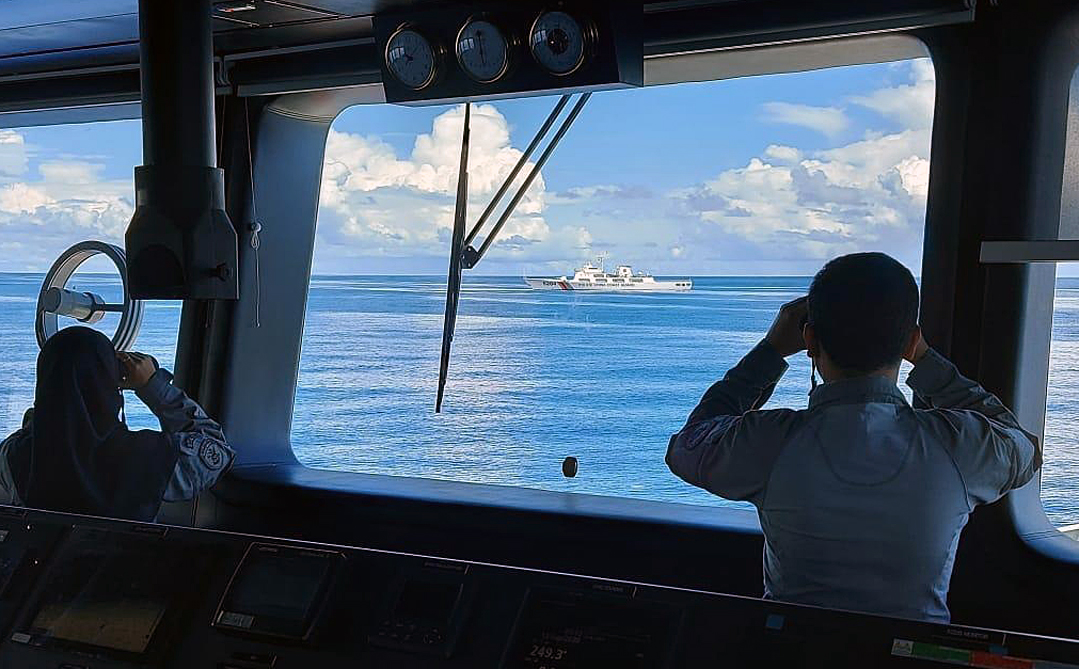  Prajurit Bakamla RI terus memantau dan menghalau Kapal Coast Guard Tiongkok 5204 yang memasuki ZEEI Laut Natuna Utara.