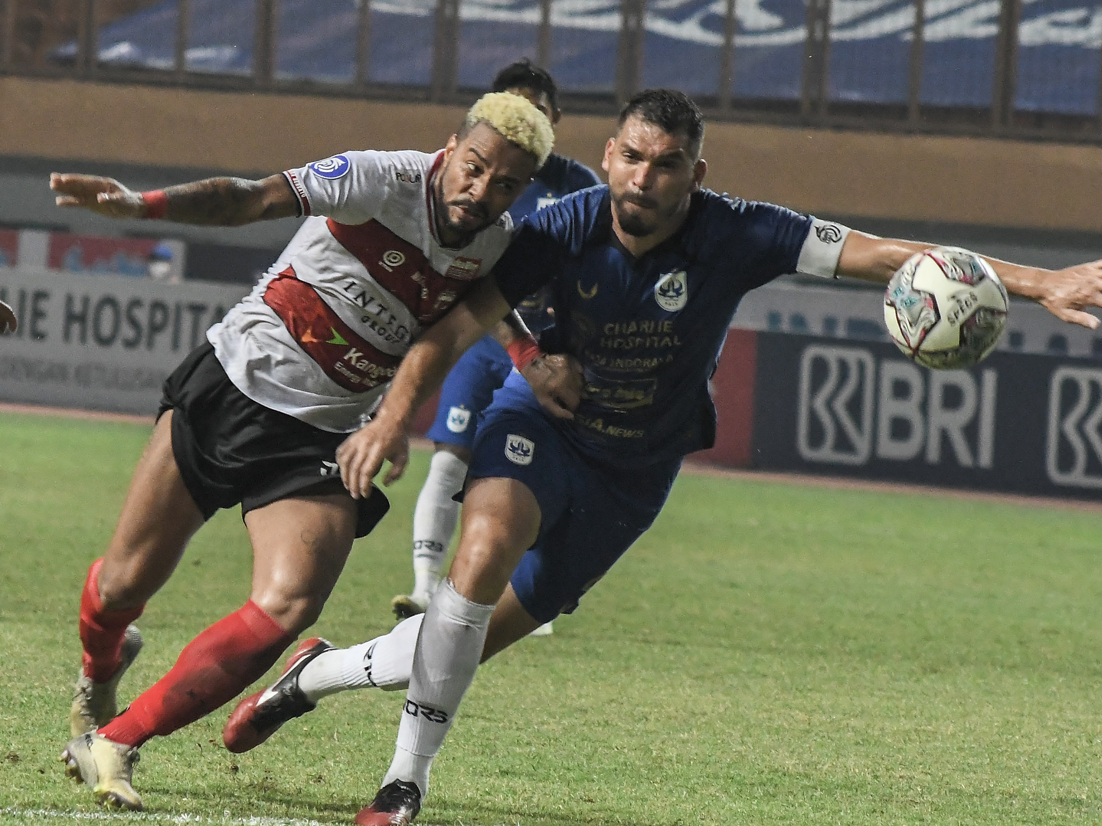 Pesepak bola Madura United FC Rafael Silva (kiri).