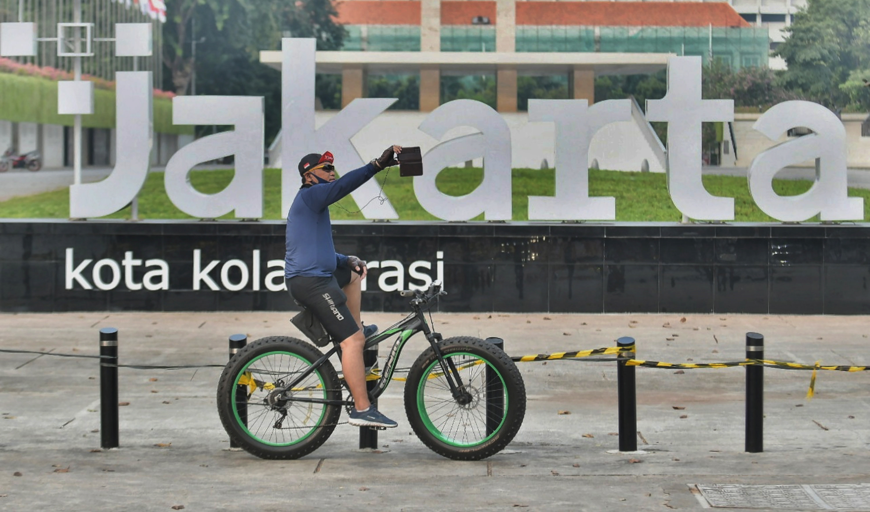 Sejumlah masyarakat berolahraga di Kawasan Lapangan Banteng, Jakarta, Kamis (19/8/2021).