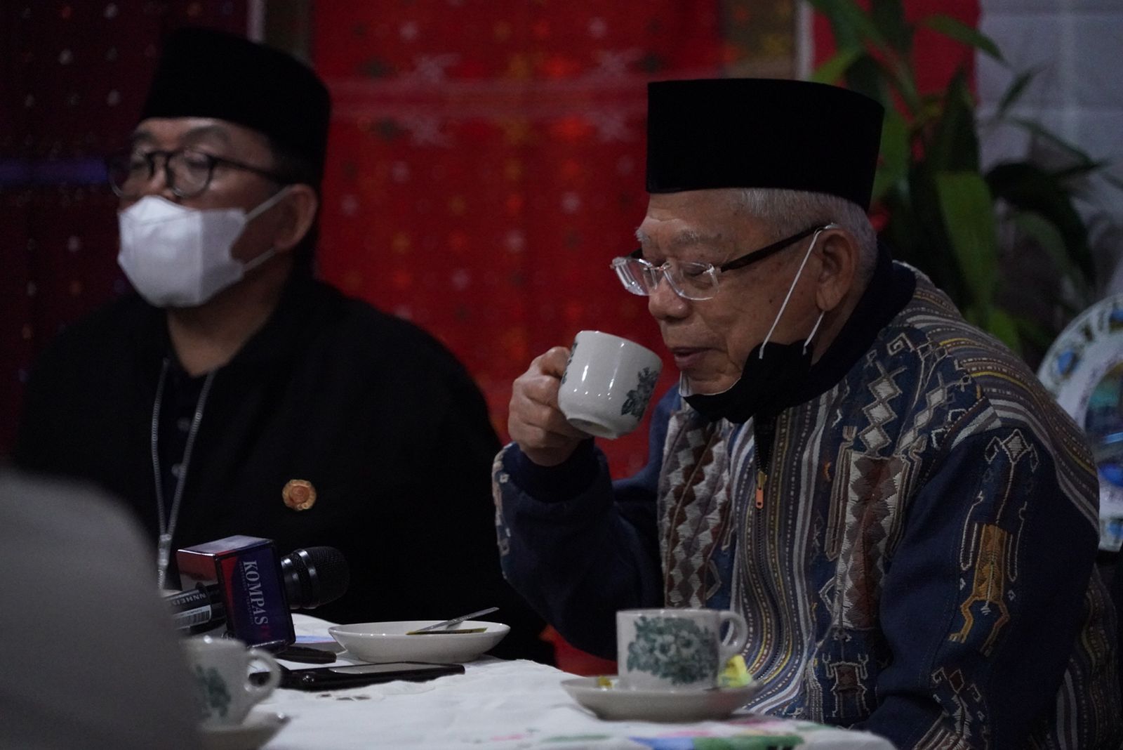 Wapres Ma'ruf Amin minum kopi di BKaro, sebuah kedai kopi di Parapat, Simalungun, Sumatra Utara, Kamis (9/12).