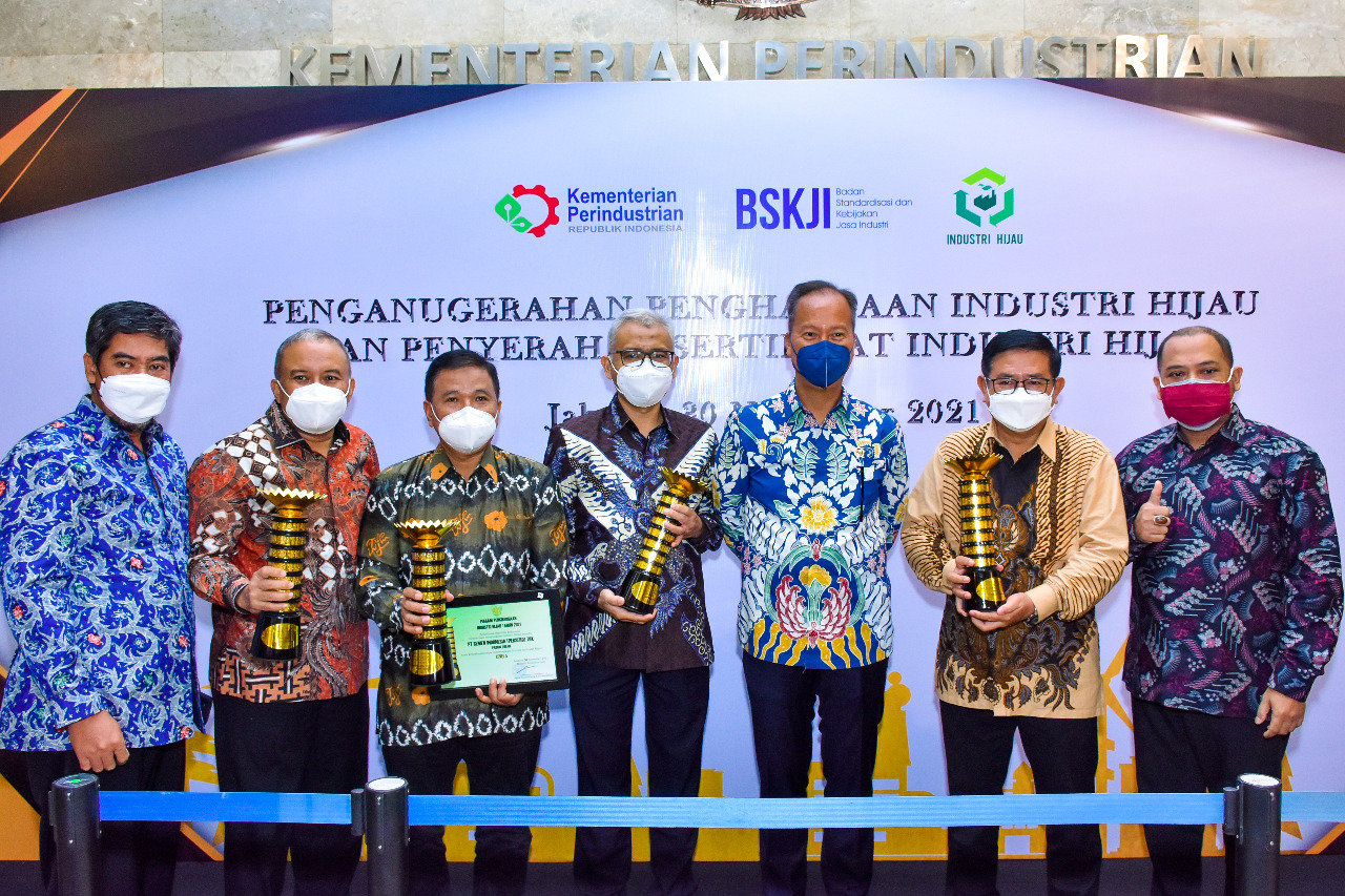 Sejumlah penerima Penghargaan Hijau dari Kementerian Perindustrian berfoto bersama 