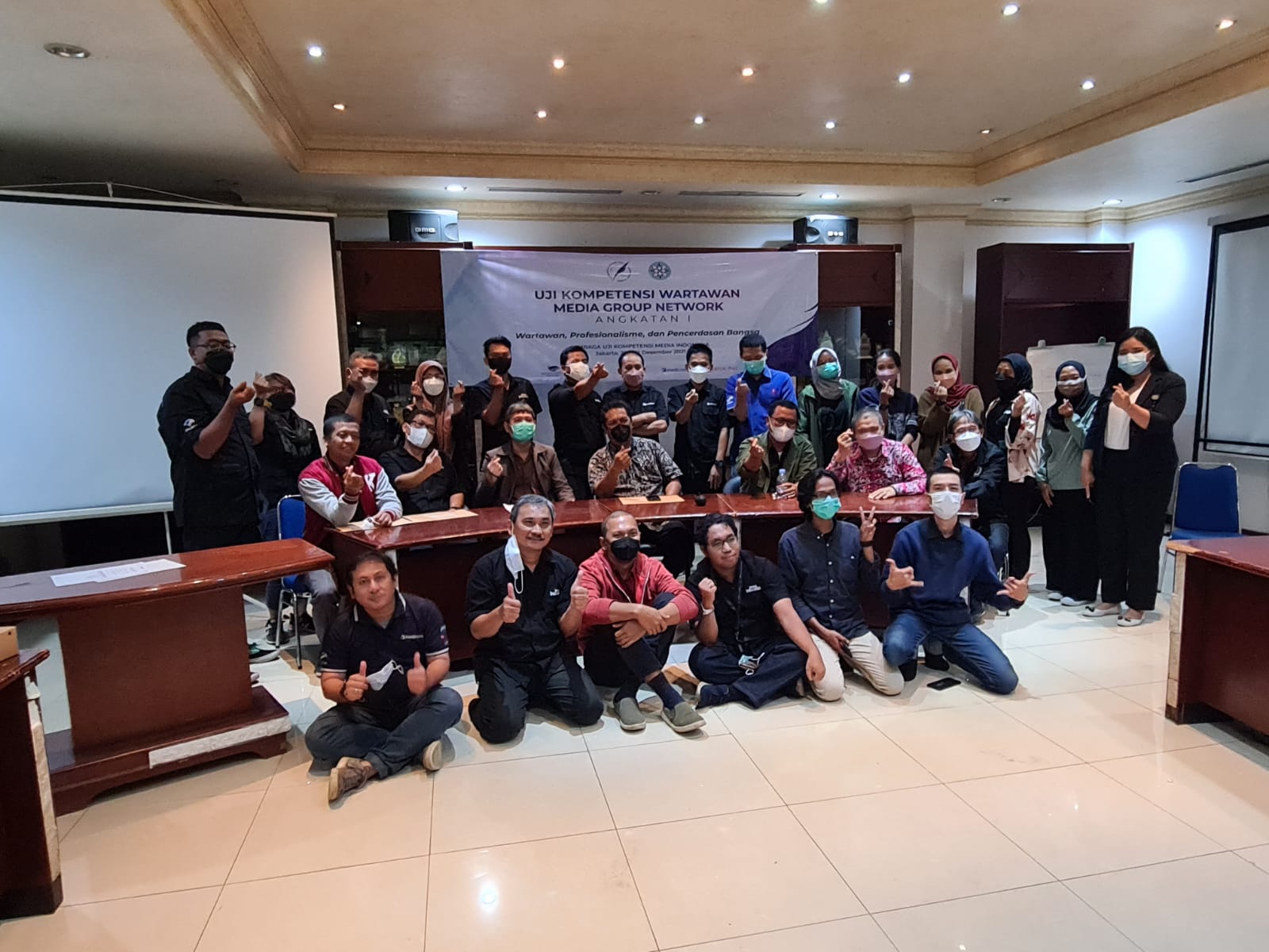 Peserta Uji Kompetensi Wartawan Media Indonesia melakukan sesi foto di Ruang Rapat Besar Media Indonesia, Jakarta, Selasa (21/12).