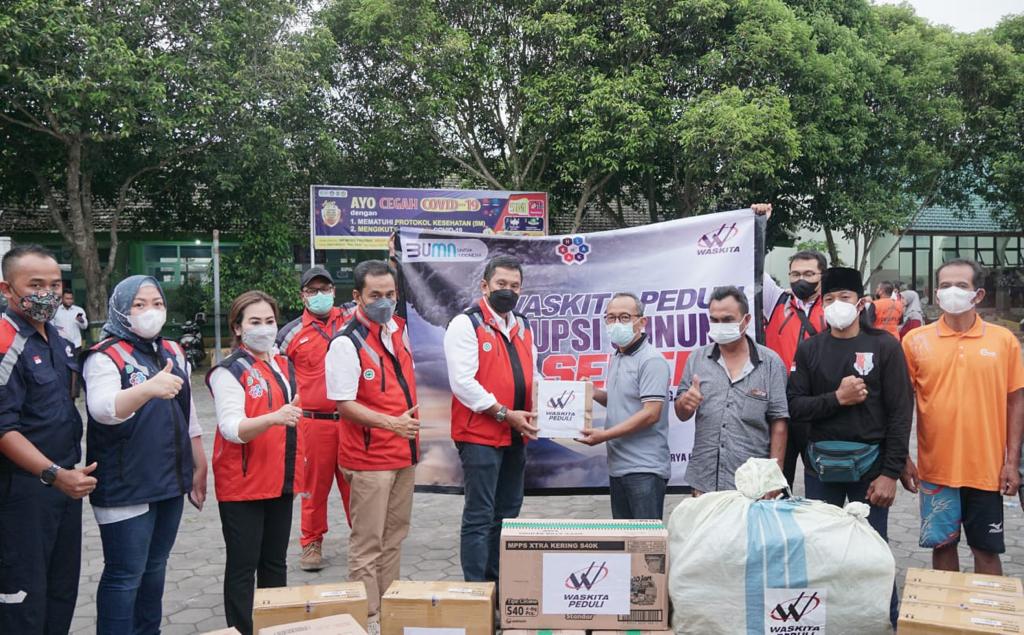 Penyerahan bantuan PT Waskita Karya kepada korban bencana erupsi Gunung Semeru di Jawa Timur. 