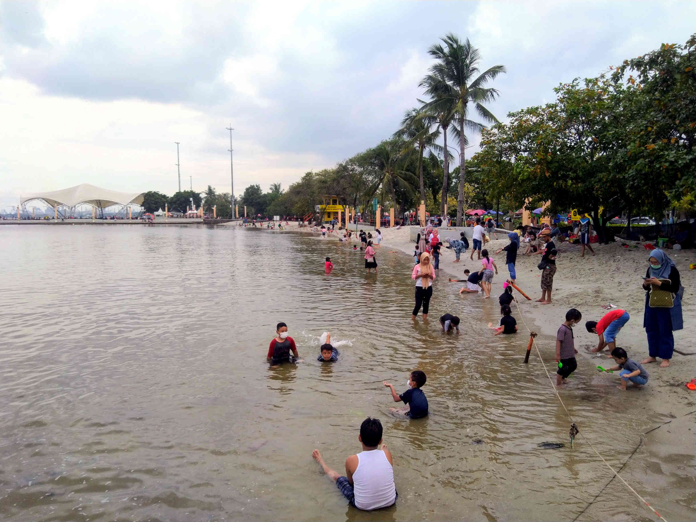 Warga berwisata ke Ancol di momen libur natal
