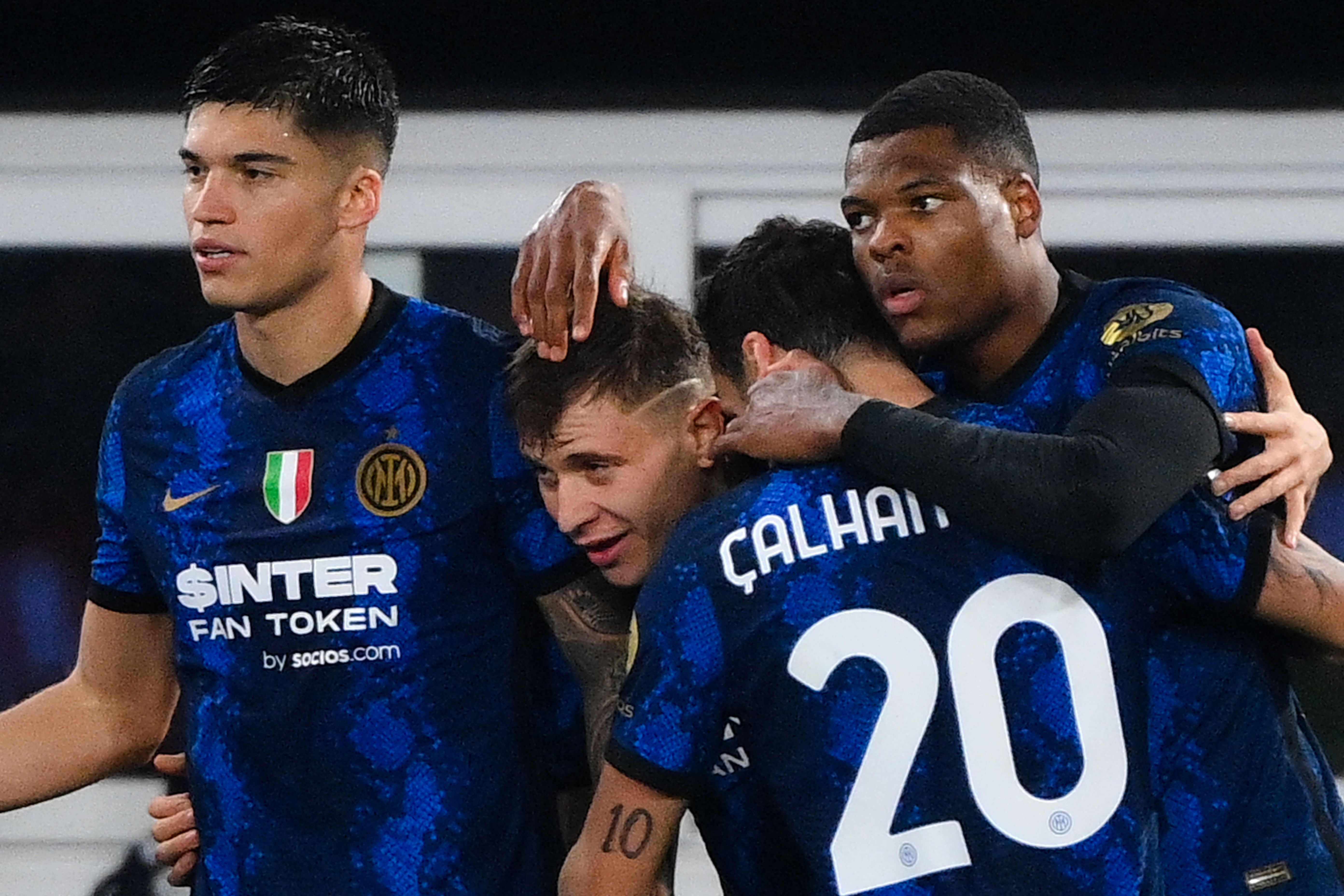 Para pemain Inter Milan melakukan selebrasi usai mencetak gol ke gawang AS Roma di laga Serie A.