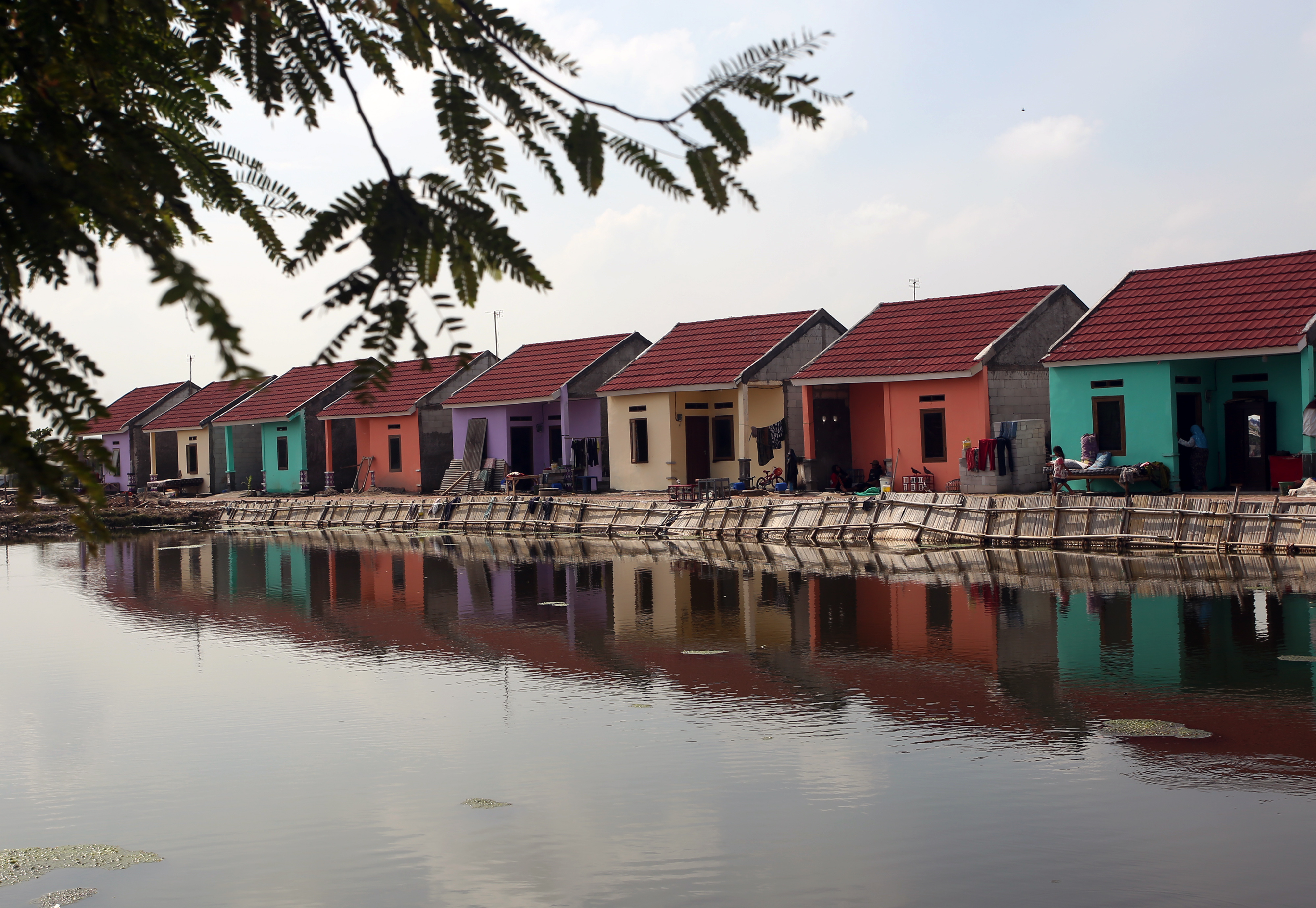 Warga berada di kampung nelayan pesisir Pantai Pantura, Mauk, Tangerang, Banten, Rabu (22/12).