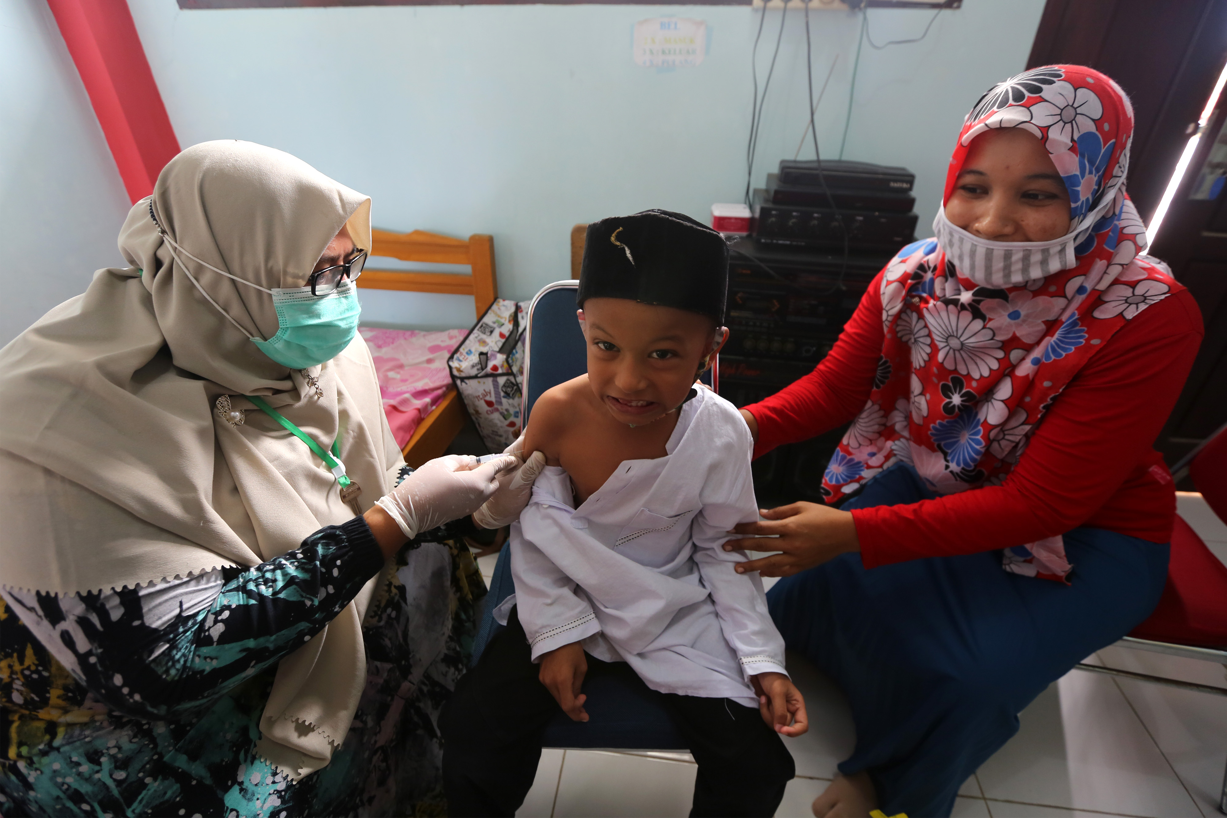 Petugas Puskesmas memberikan imunisasi pencegahan campak, difteri, dan tetanus kepada pelajar di SD Negeri 42 Lamteh, Banda Aceh, Aceh.