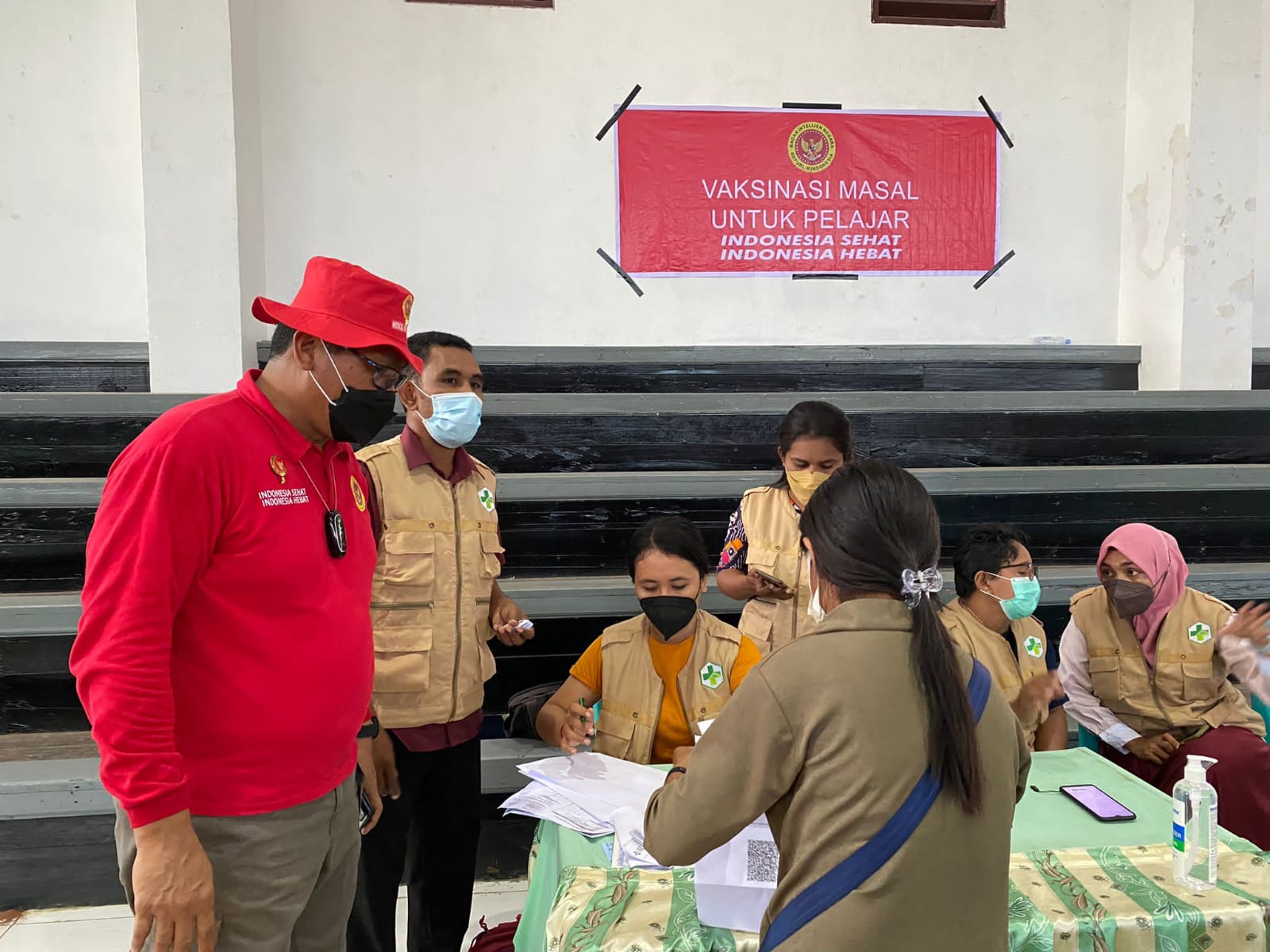 Kabinda Maluku Brigjen Jimmy Aritonang meninjau kegiatan vaksinasi Covid-19 di Maluku Tenggara. 