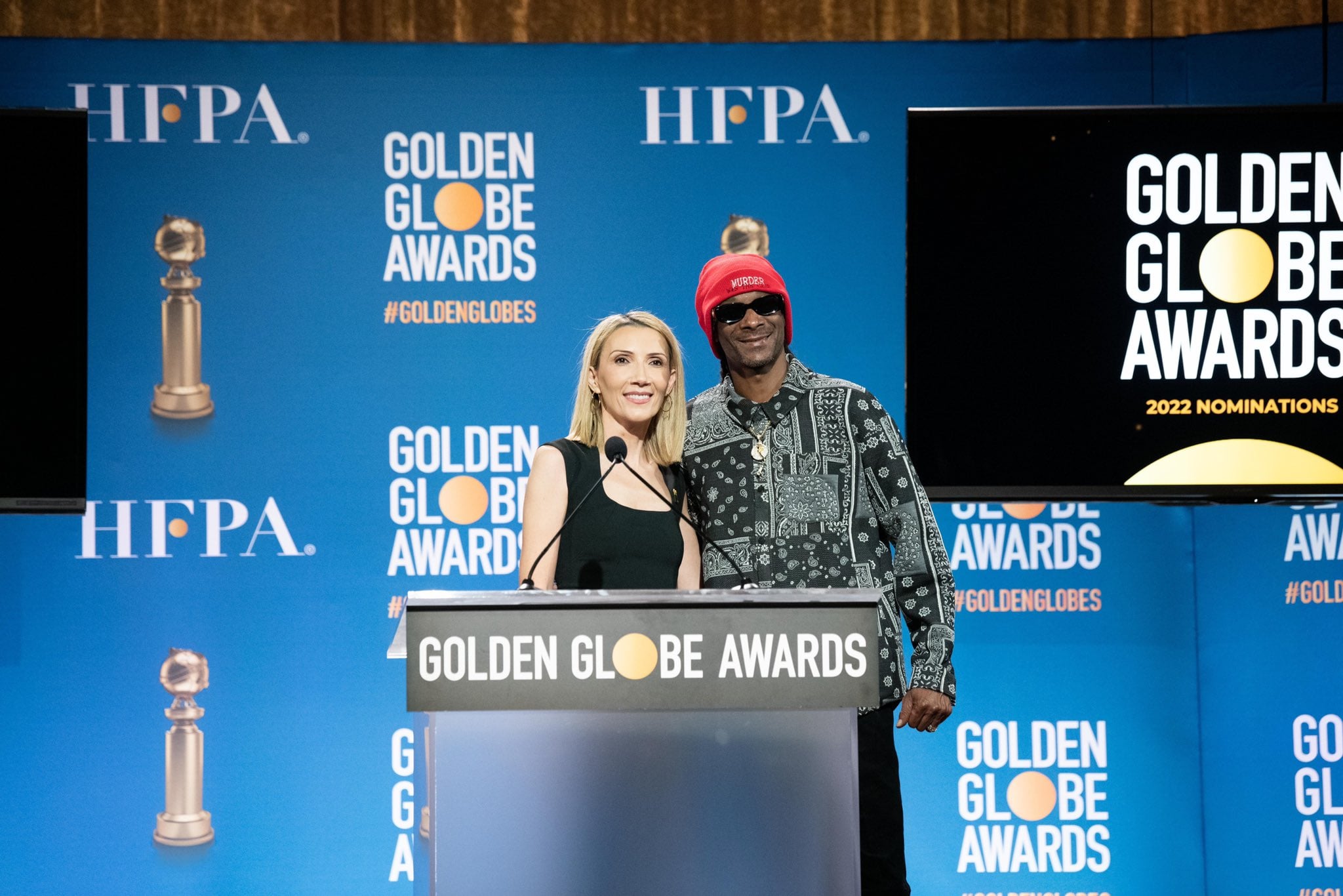 Presiden HFPA Helen Hoehne dan SnoopDogg di acara pengumuman nominasi Golden Globe 2022