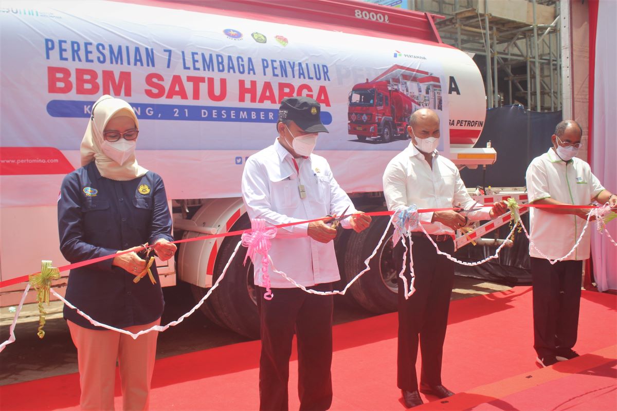 Menteri ESDM Arifin Tasrif ( kedua kiri), Gubernur NTT Viktor B Laiskodat (kedua kanan) saat peresmian BBM satu harga, Selasa (21/12). 