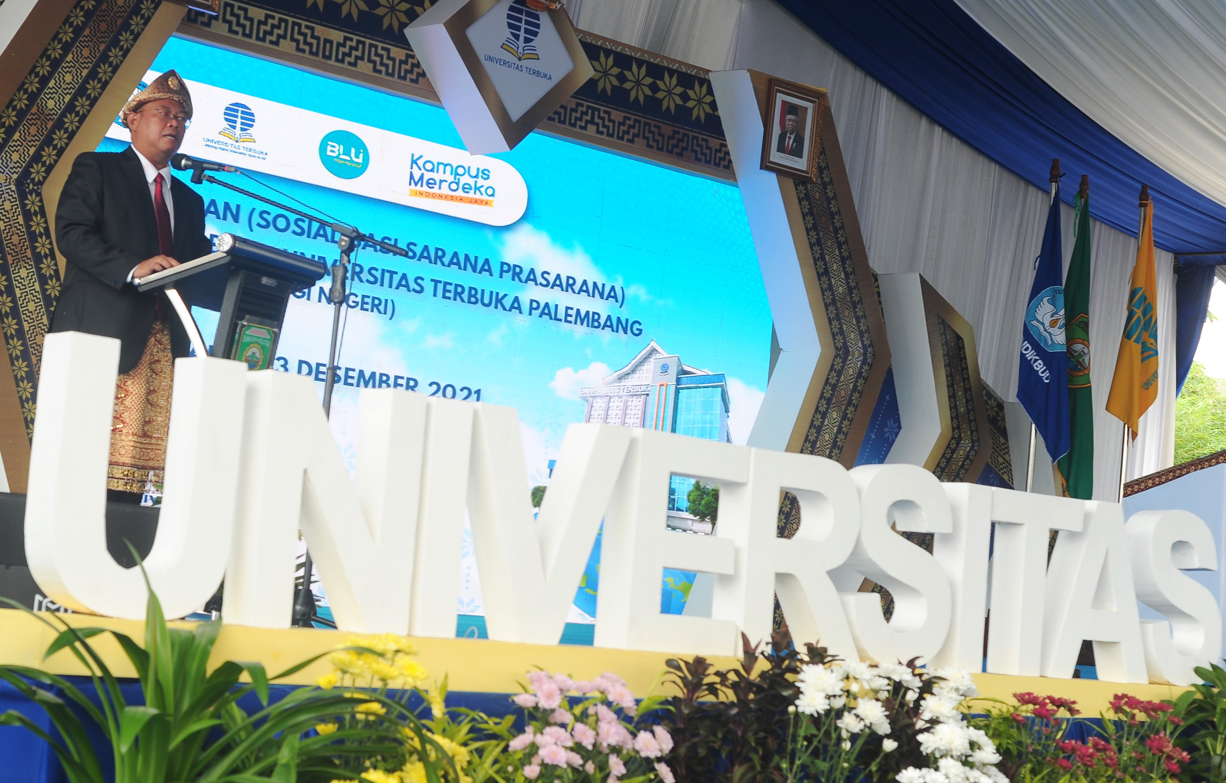 Rektor UT Prof. Ojat Darojat memberikan sambutan pada peresmian gedung baru Universitas Terbuka Palembang, Sumsel, Senin (13/12/2021).