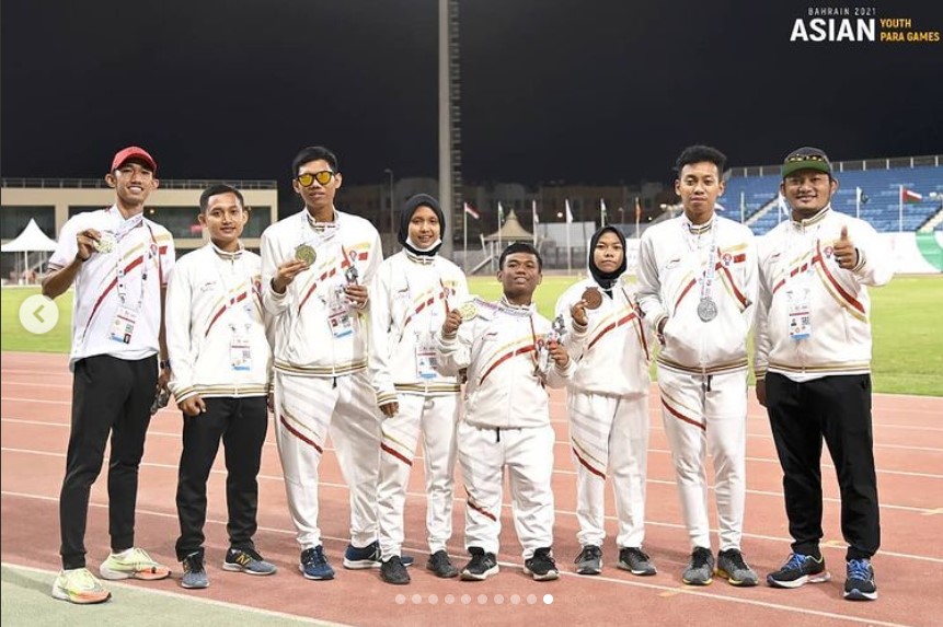 Kontingen paraatletik Indonesia memamerkan medali yang mereka menangkan di AYPG 2021.