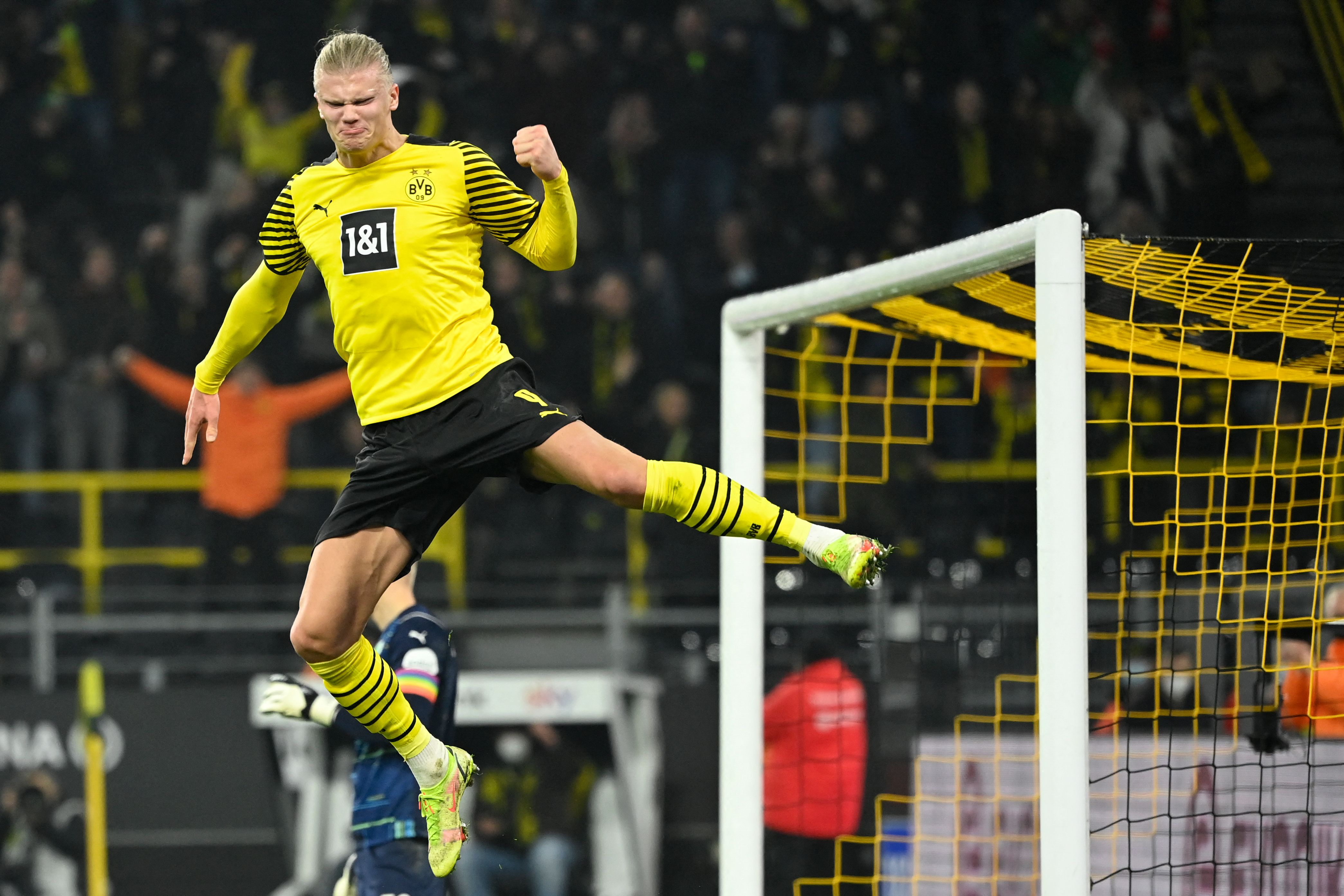 Penyerang Borussia Dortmund Erling Braut Haaland melakukan selebrasi usai mencetak gol ke gawang Greuther Fuerth di laga Bundesliga.