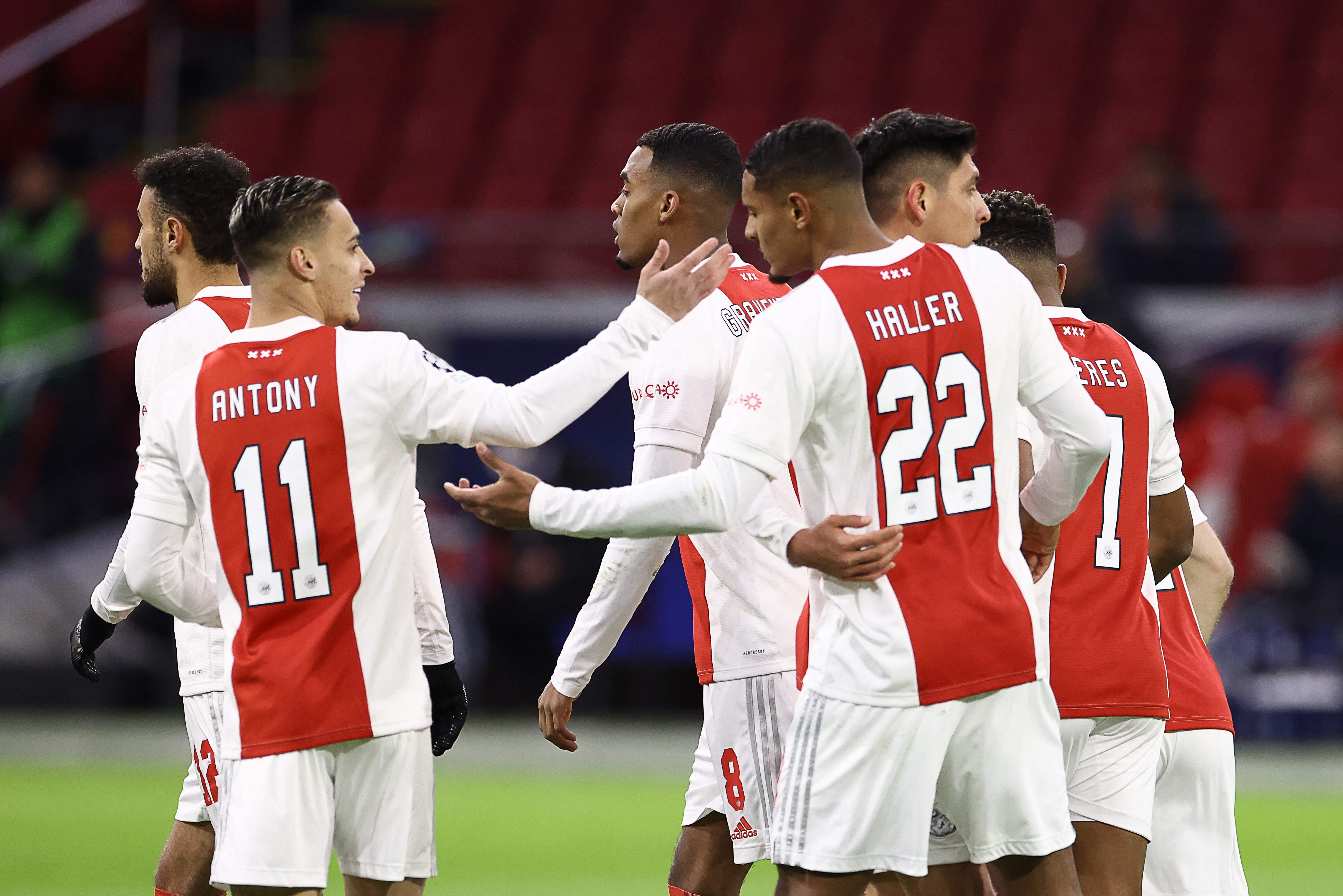 Para pemain Ajax melakukan selebrasi usai mencetak gol ke gawang Sporting di laga Liga Champions.