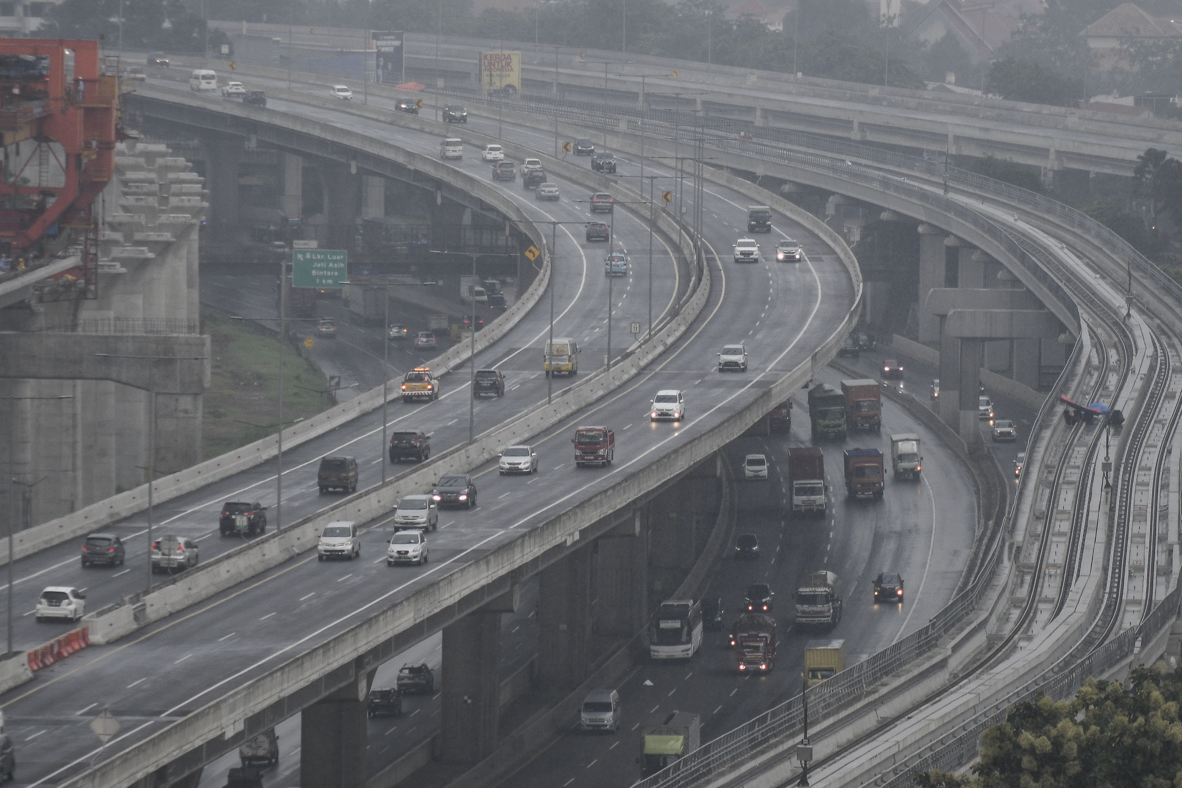 Sejumlah kendaran melintas di jalan tol layang MBZ dan Jakarta- Cikampek di Bekasi, Jawa Barat.