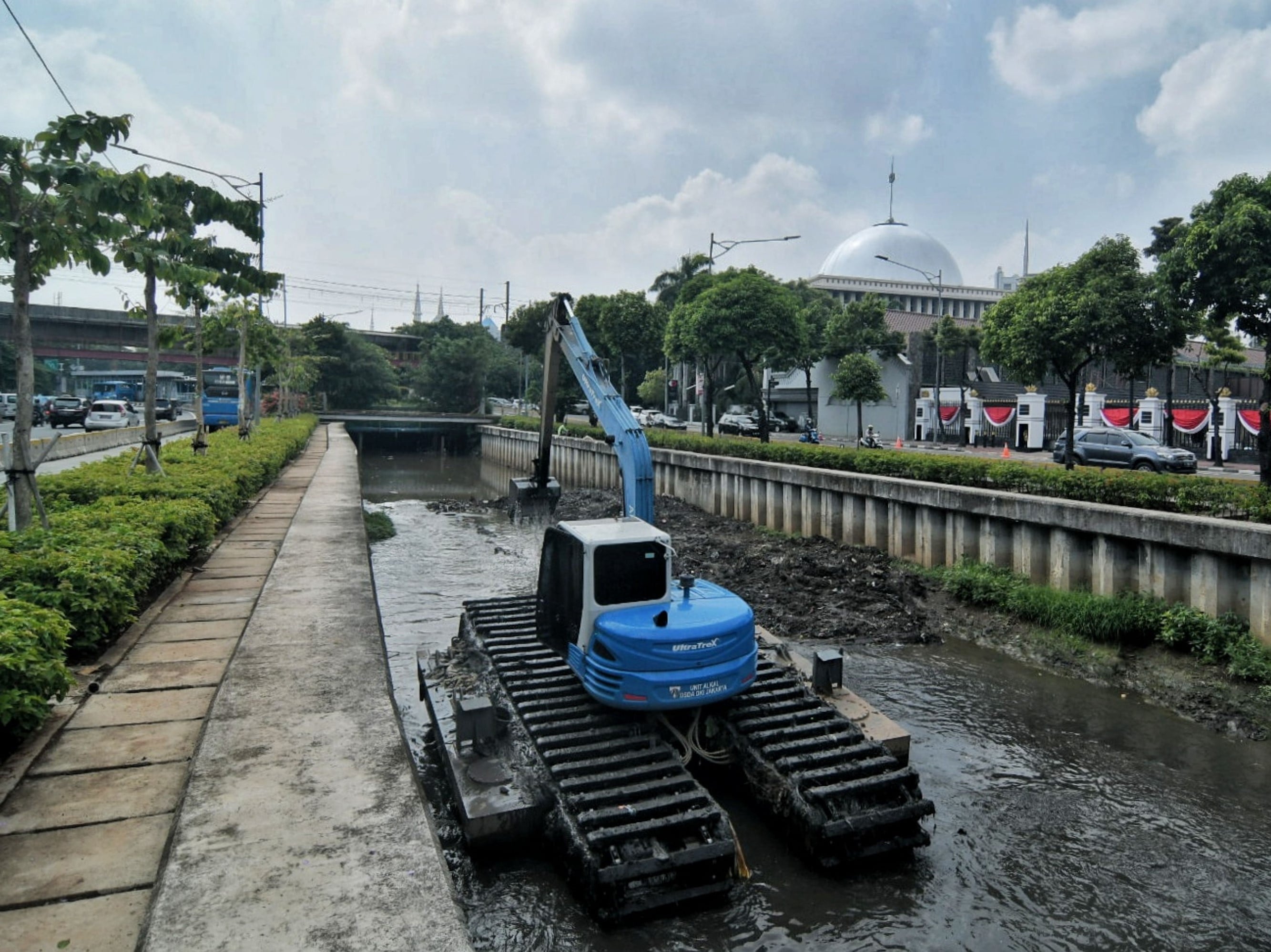 Petugas dari Dinas Sumber Daya Air Jakarta Pusat menggunakan alat berat saat melakukan pengerukan lumpur di Kali Veteran, Gambir, Jakpus.