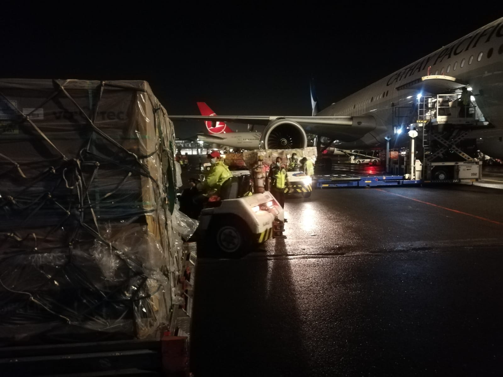 Vaksin moderna tiba di Bandara Soekarno-Hatta