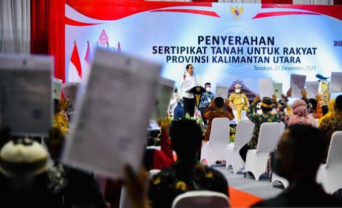 Presiden Joko Widodo membagikan sertifikat tanah di Kalimantan Utara