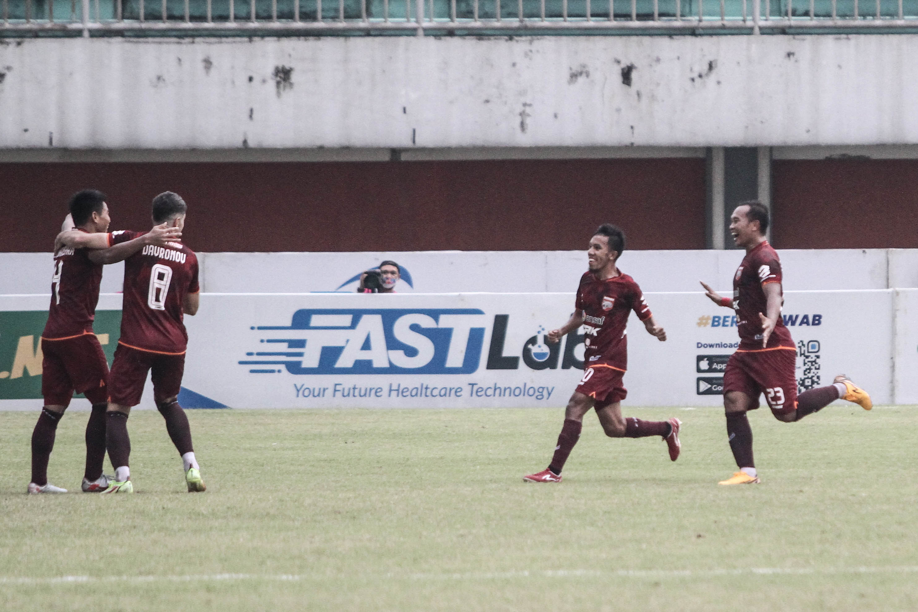 Para pemain Borneo FC melakukan seebrasi usai mencetak gol ke gawang lawan di laga Liga 1.