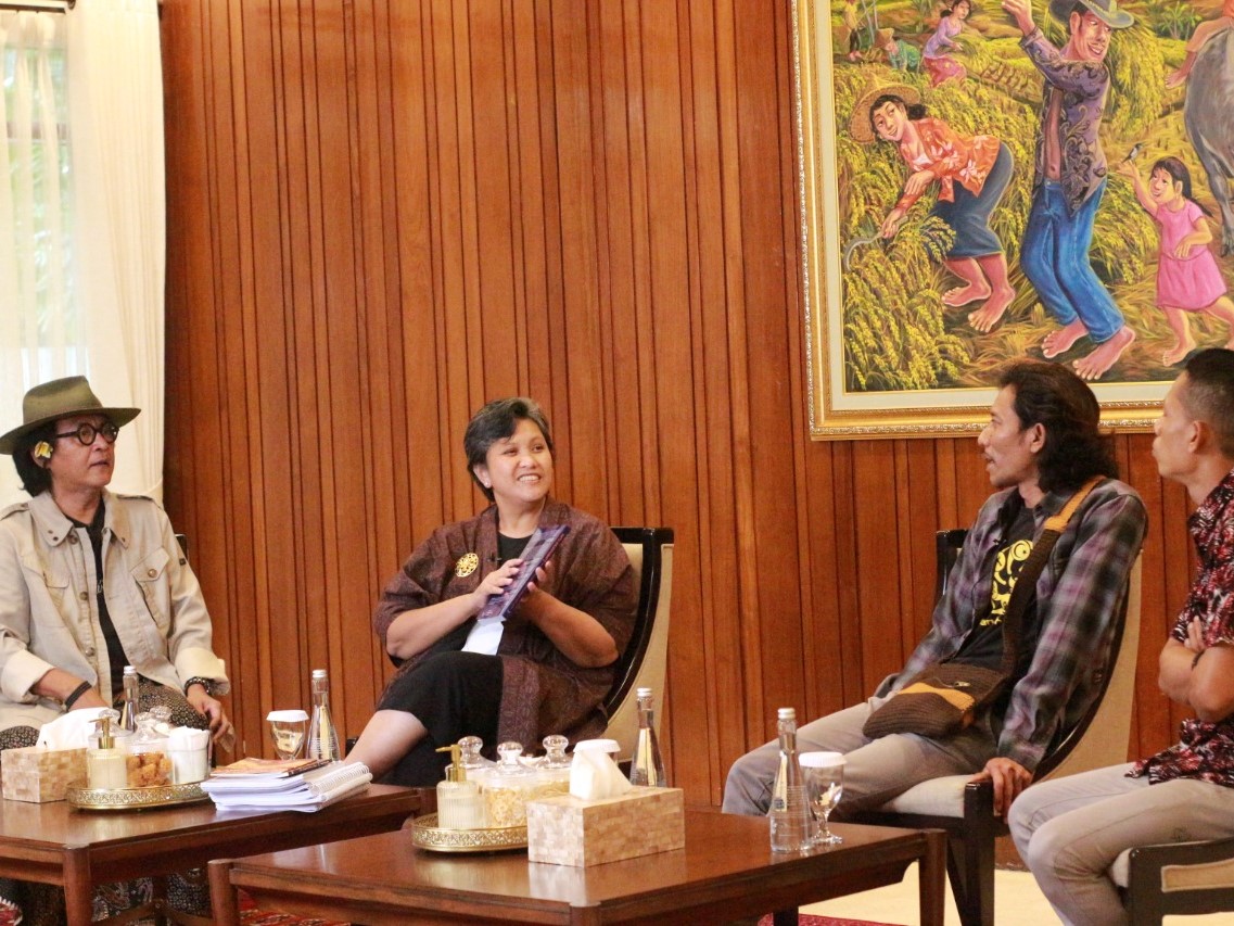 Budayawan Sudjiwo Tejo (kiri) dan Wakil Ketua MPR Lestari Moerdijat (kedua dari kiri).